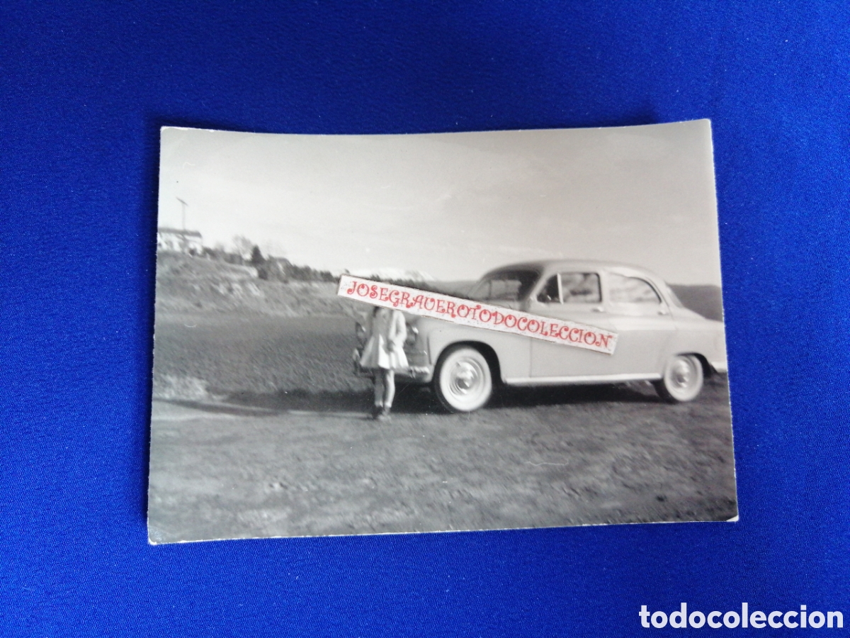 Fotografia antica: SEAT 1400 CON NI&Ntilde;A MODELO POSANDO FOTOGRAF&Iacute;A ANTIGUA SIGLO PASADO