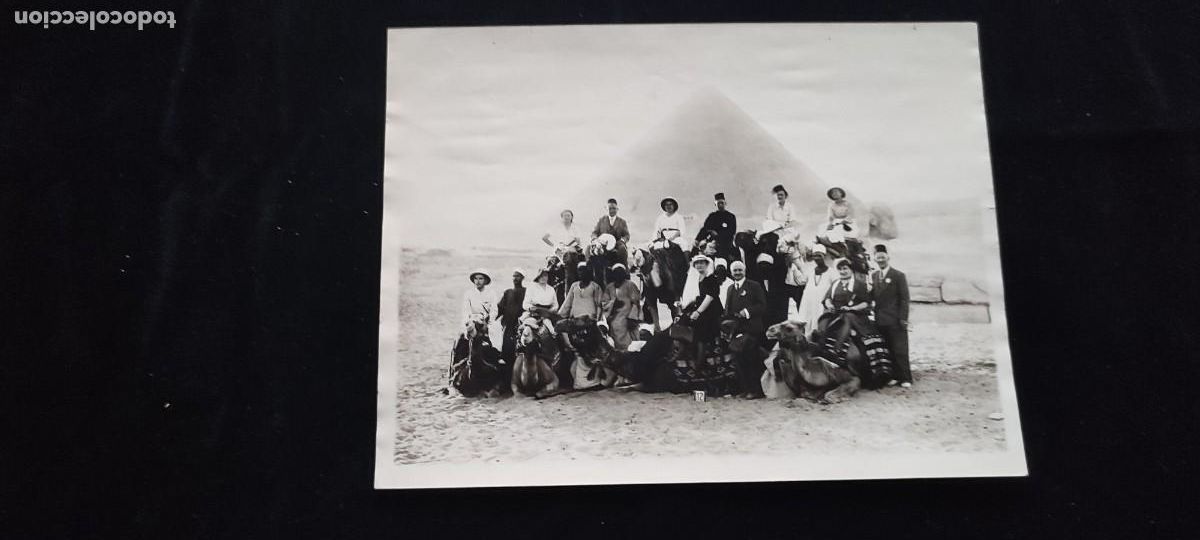 Fotografia antica: Antigua gran foto original del siglo XIX de un grupo de autoridades en la Gran Pir&aacute;mide de Giza