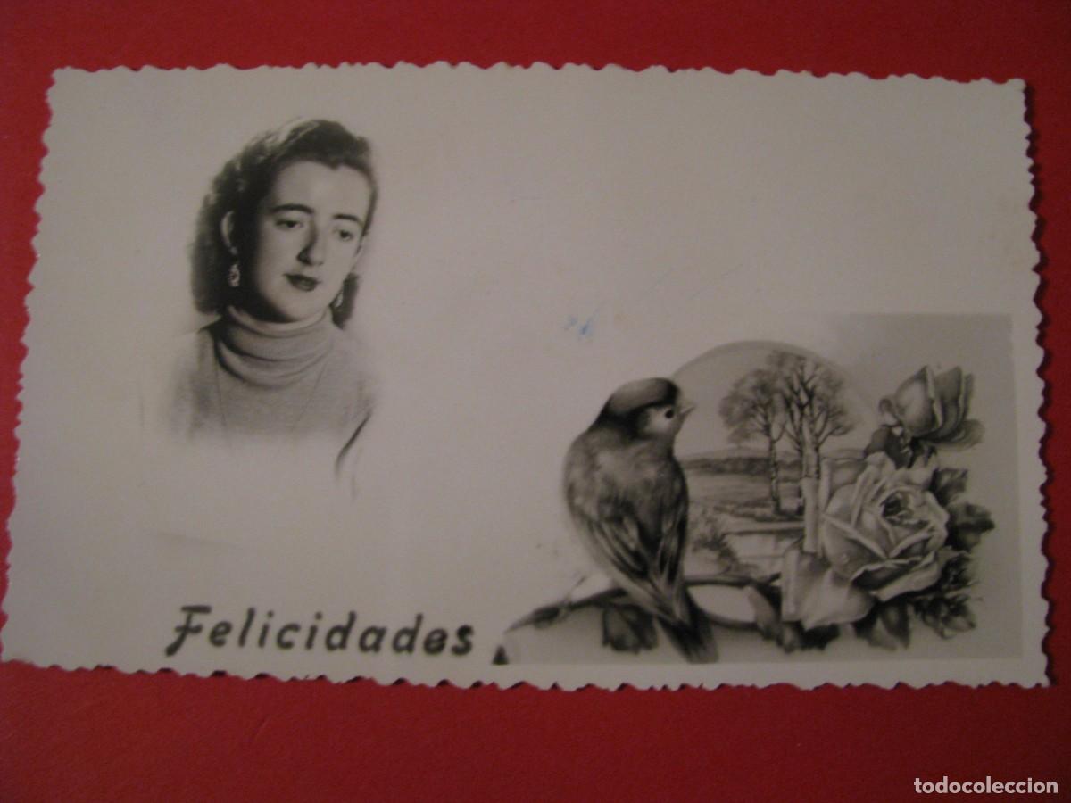 Fotografia antica: FOTO DE UNA SE&Ntilde;ORITA MONTAJE, COLLAGE CON LA FELICITACION. ESCRITA 1957. 13X8 CM.