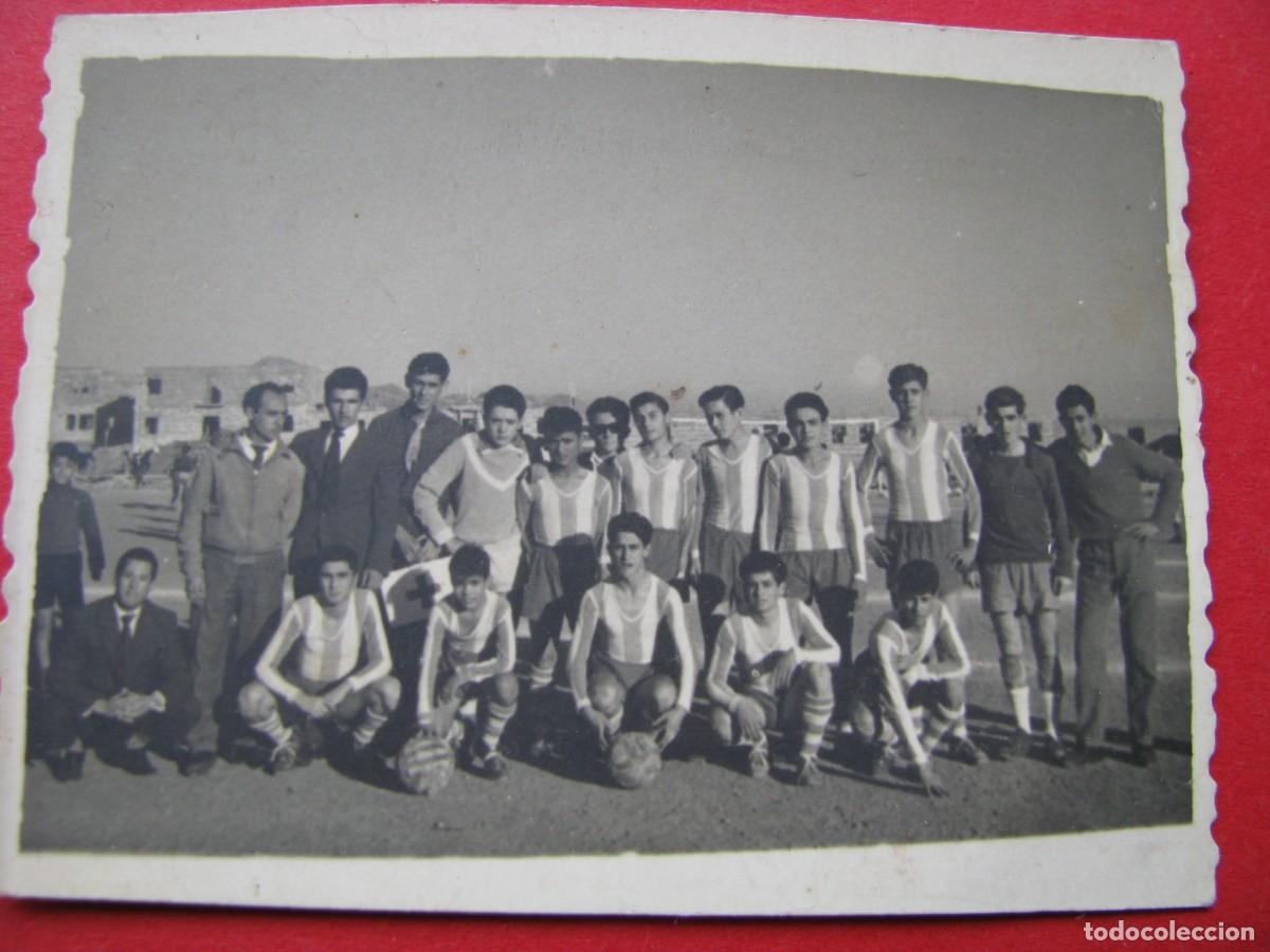 Fotografia antica: FOTO DE UN EQUIPO DE FUTBOL, JOVENES. FOTOGRAFO EUGENIO GRI&Ntilde;AN. MALAGA. 8X6 CM.