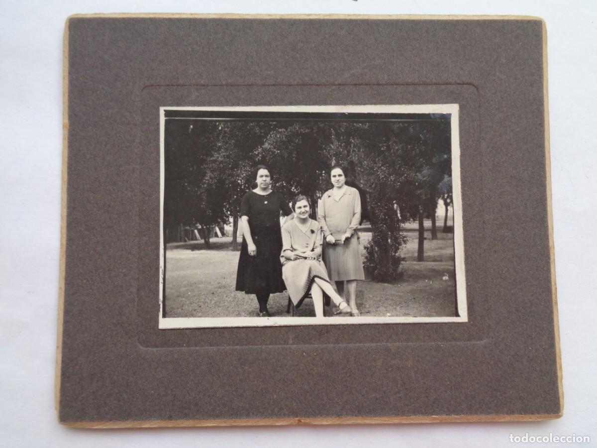 Fotografia antica: BONITA FOTO DE SE&Ntilde;ORITAS ( UNA DE LUTO ) EN EL JARDIN . PRINCIPIOS DE SIGLO