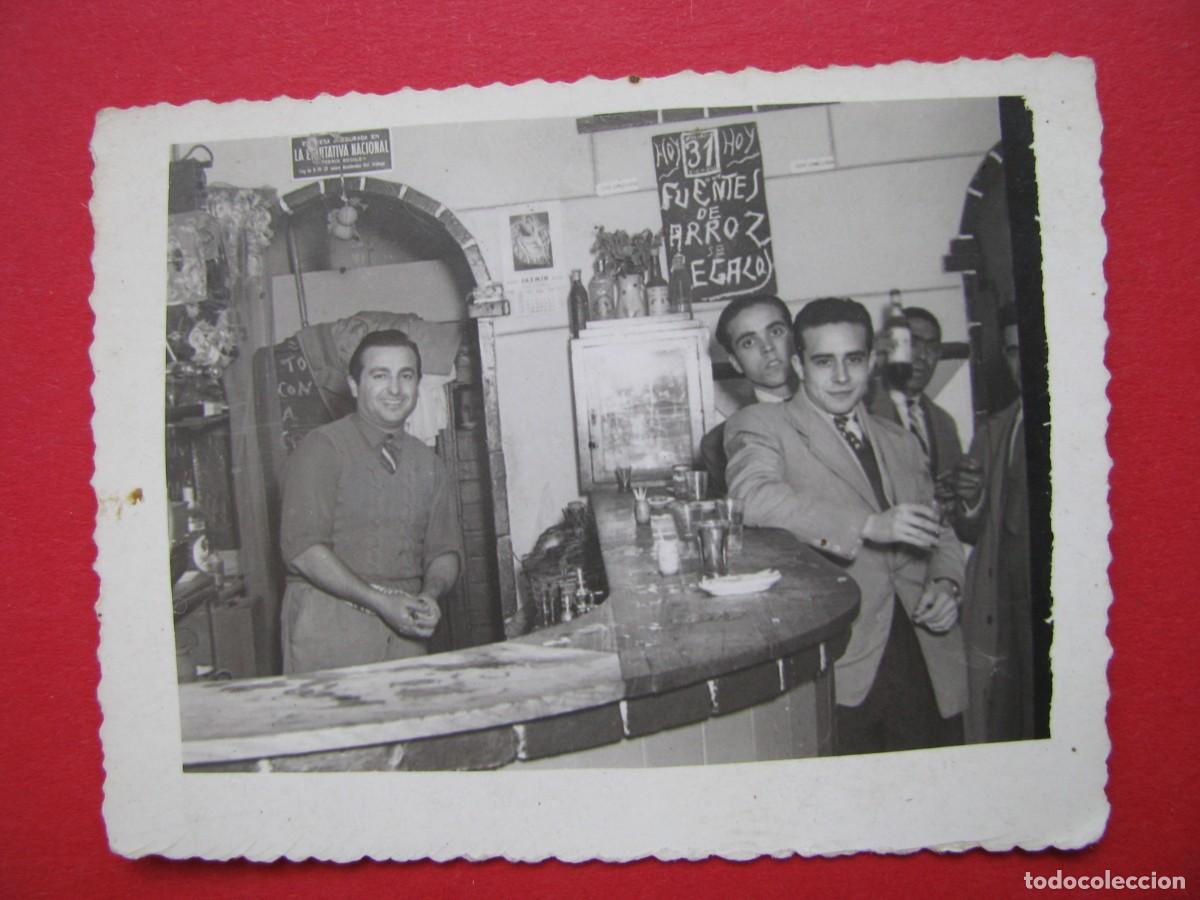 Fotografia antica: FOTO SIN IDENTIFICAR EL LUGAR. BAR, MALAGA? A&Ntilde;O 1949. 8X6 CM.
