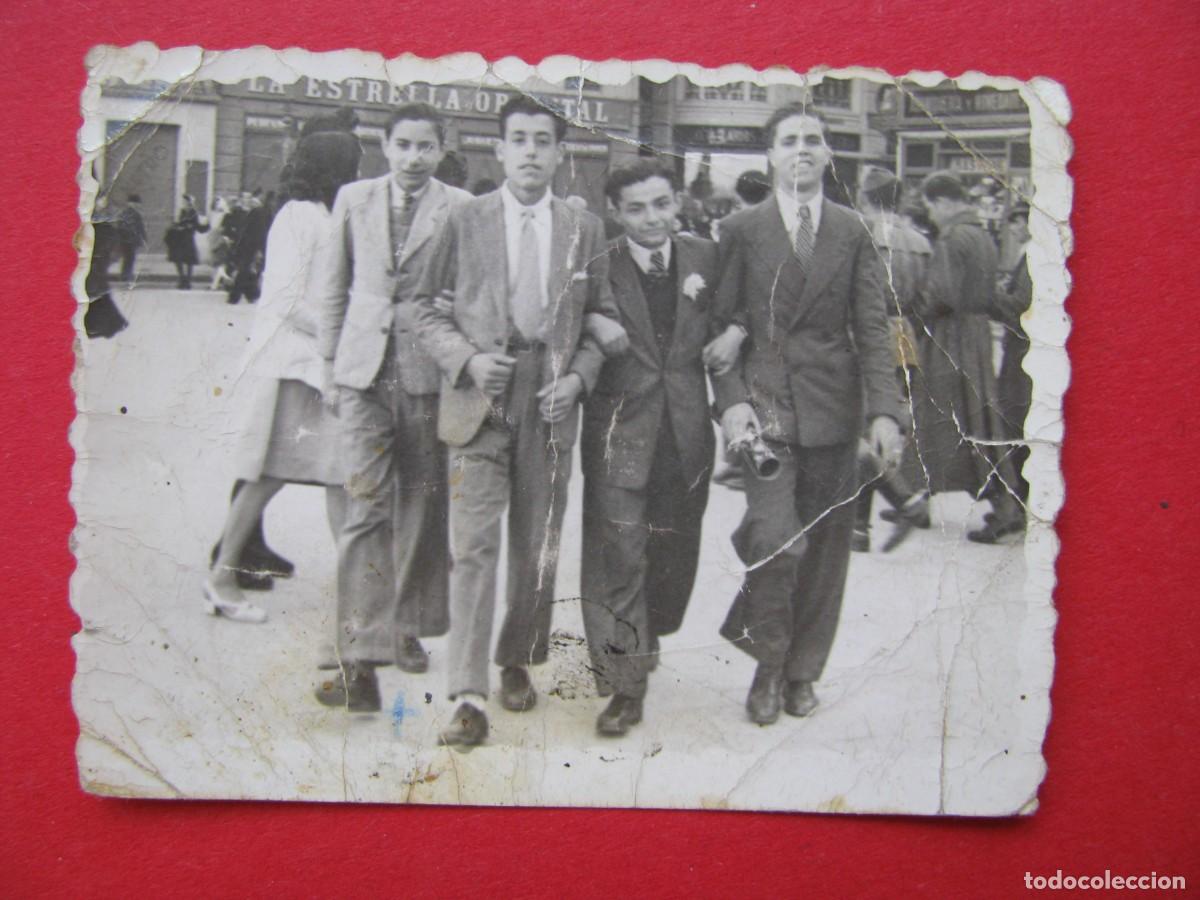 Fotografia antica: FOTO DE MALAGA. GRUPO DE JOVENES. 7,5X5,5 CM.