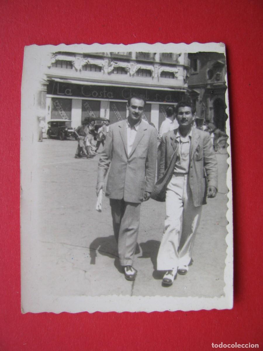 Fotografia antica: FOTO DE MALAGA. 2 HOMBRES. 7,5X6 CM. A&Ntilde;O 1951