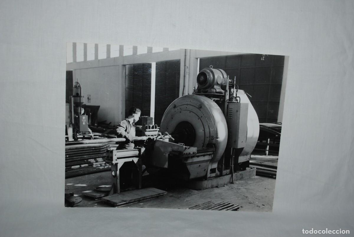 Antique Photography: TRABAJO EN TALLER , CHAFLANANDO UN TUBO .