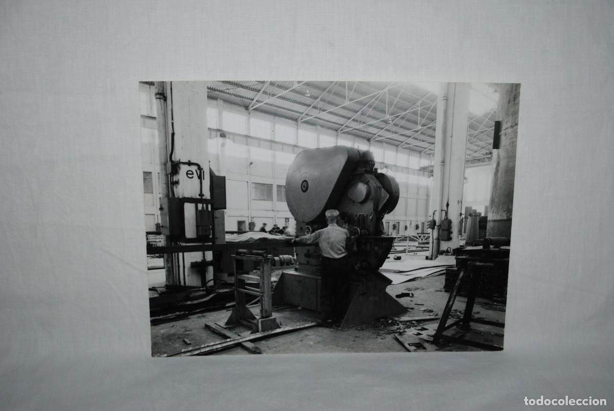 Antique Photography: TALLER , TRABAJANDO EN UNA MAQUINA DE CORTE