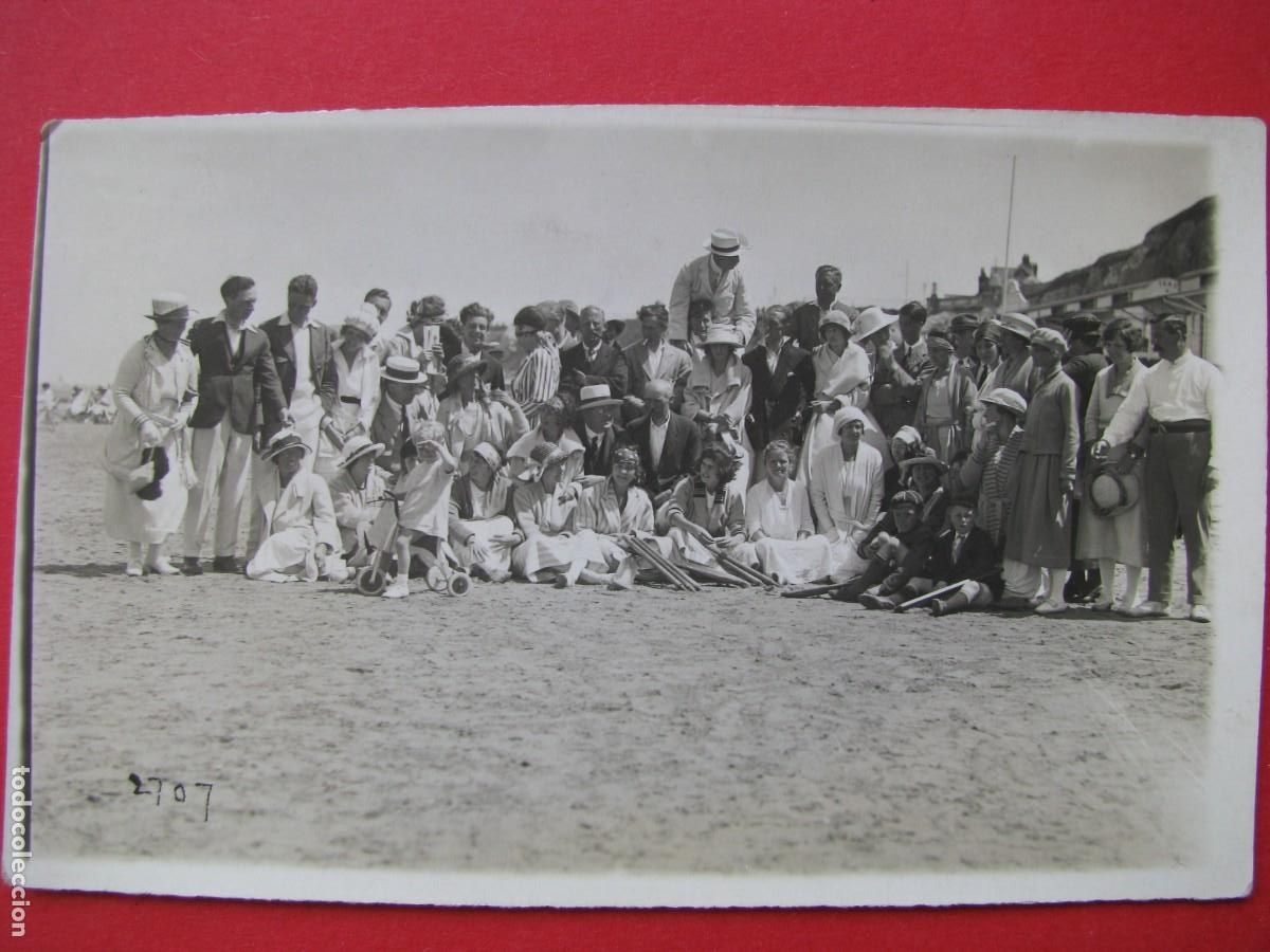 Antique Photography: FOTO DE UN GRUPO DE PERSONAS. REINO UNIDO, EN ALG&Uacute;N BALNEARIO. A&Ntilde;OS 1910 O 1920. 13X8,5 CM.