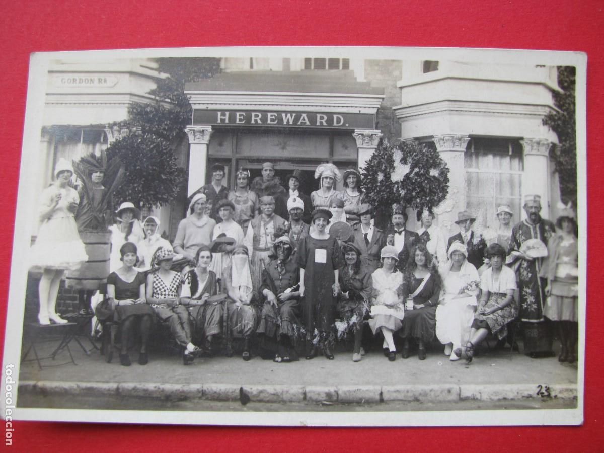 Antique Photography: FOTO DE UN GRUPO DE PERSONAS. REINO UNIDO, EN ALG&Uacute;N BALNEARIO. DISFRACES A&Ntilde;OS 1910 O 1920 13X8,5 CM