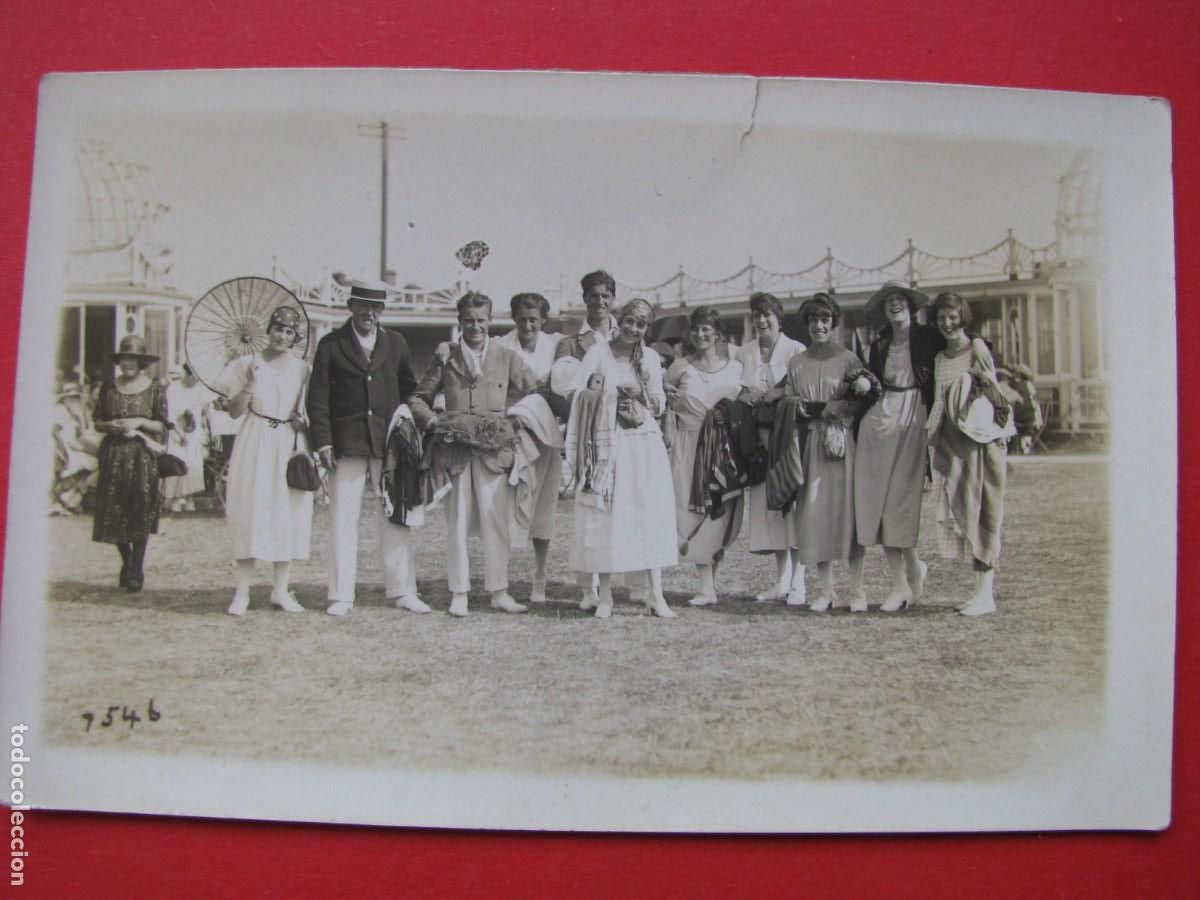 Antique Photography: FOTO DE UN GRUPO DE PERSONAS. REINO UNIDO, EN ALG&Uacute;N BALNEARIO. A&Ntilde;OS 1910 O 1920. 14X9 CM.
