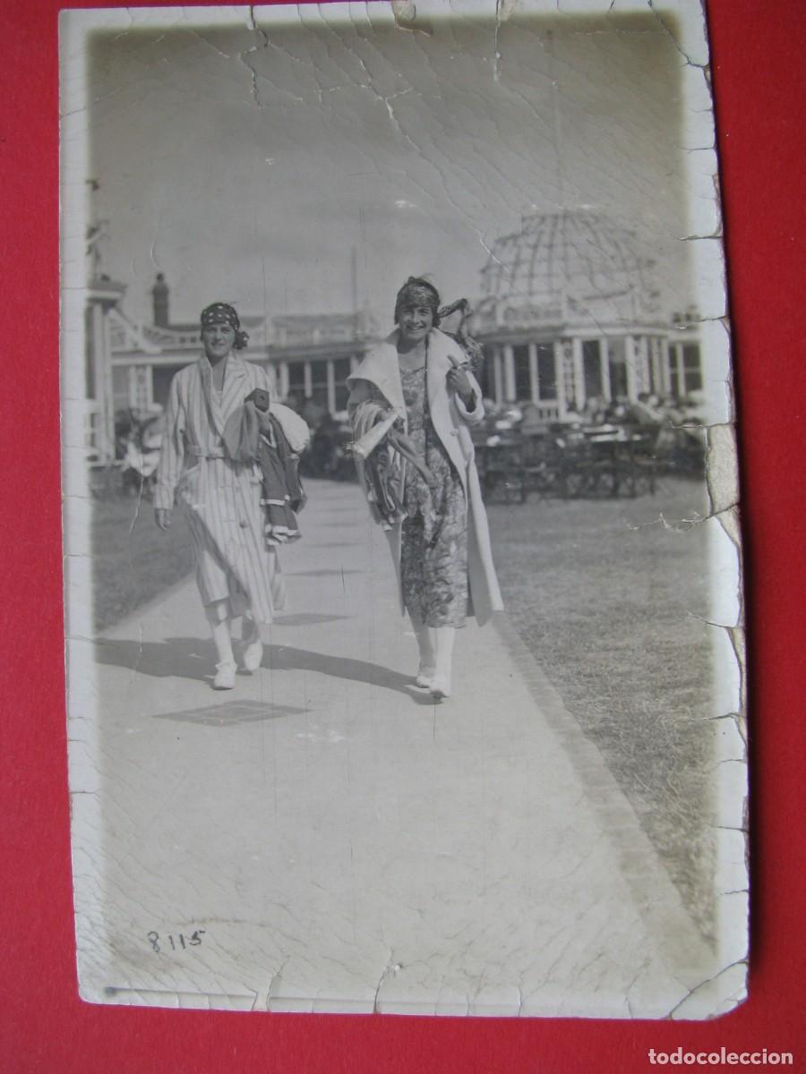 Antique Photography: FOTO DE DOS MUJERES. REINO UNIDO, EN ALG&Uacute;N BALNEARIO. A&Ntilde;OS 1910 O 1920. 14X9 CM.