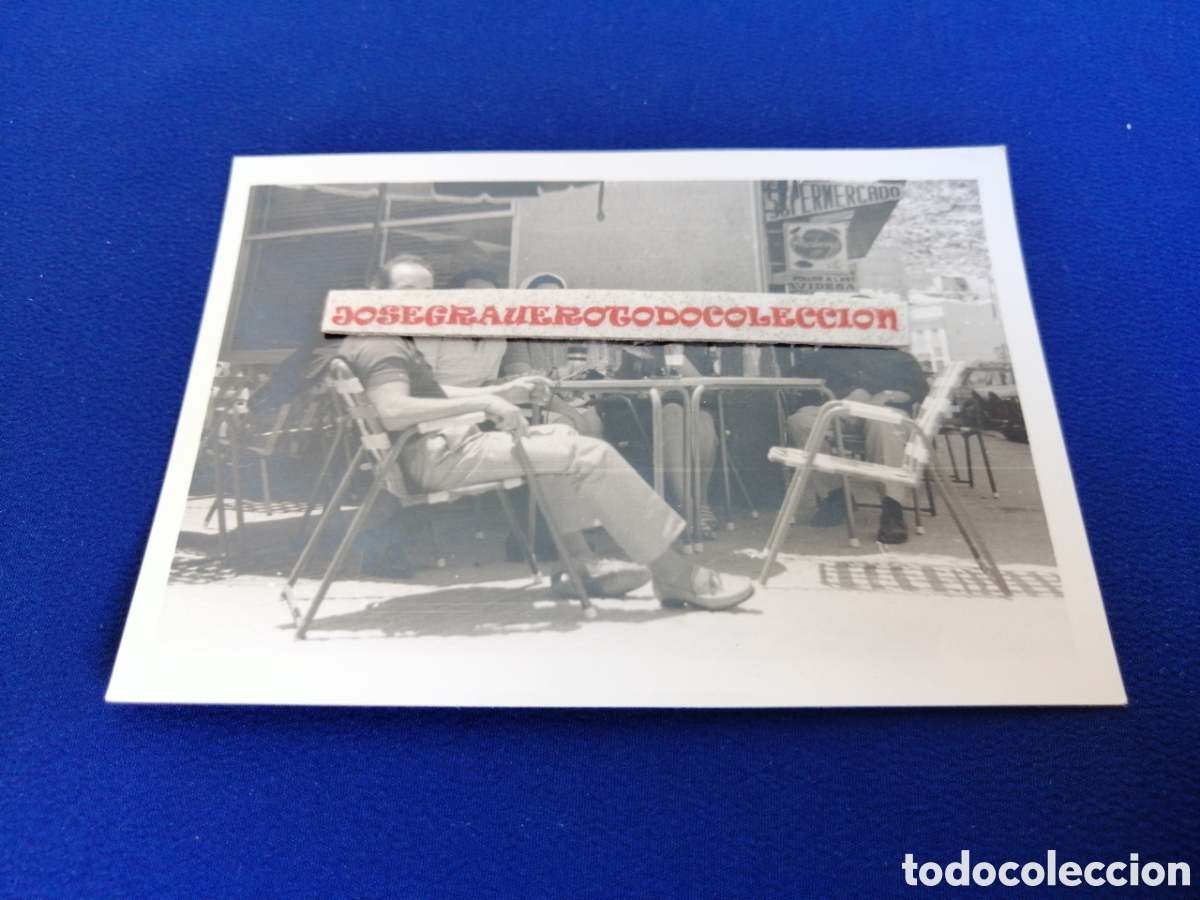 Fotografia antiga: MODELOS POSANDO TERRAZA DE BAR - CARTEL HELADOS AVIDESA - CARTEL SUPERMERCADO FOTOGRAF&Iacute;A ANTIGUA