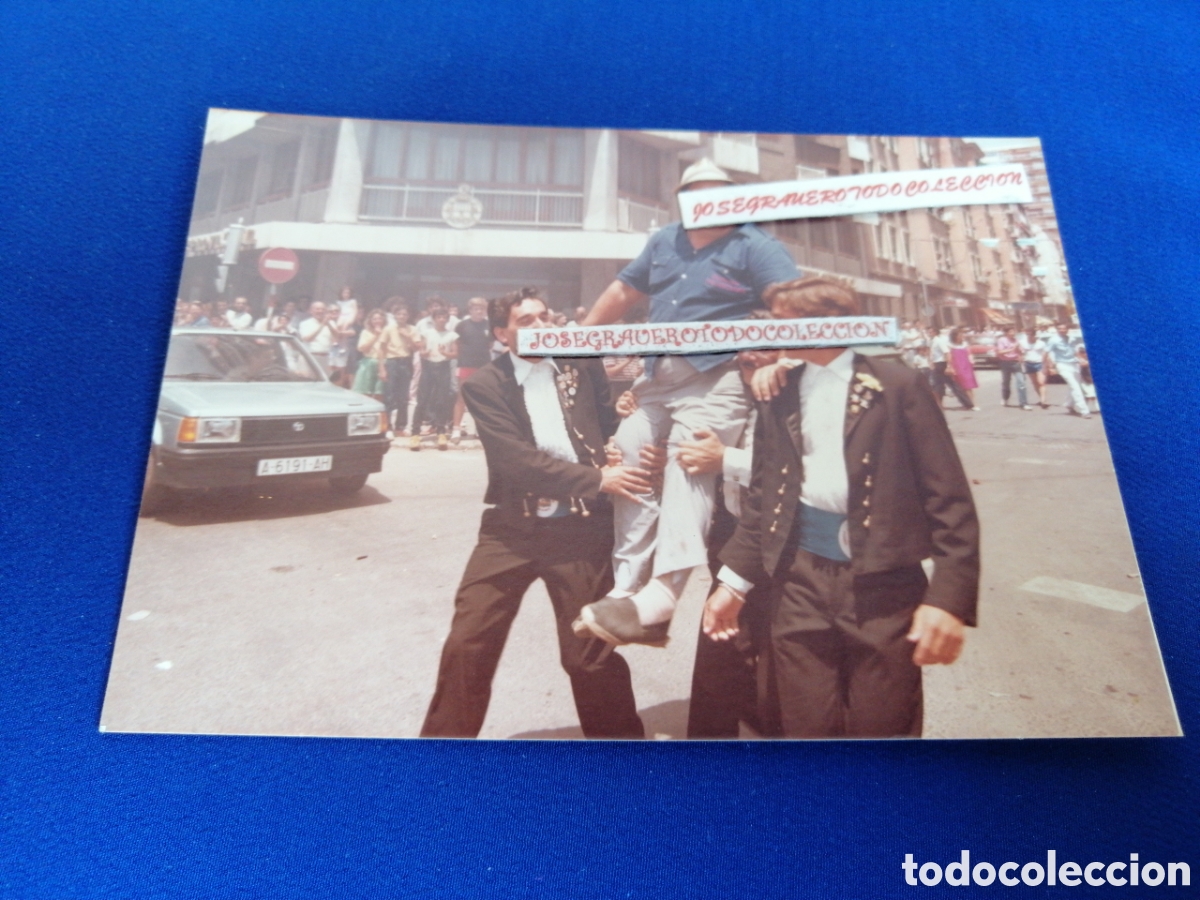 Fotograf&iacute;a antigua: HOGUERAS DE SAN JUAN (ALICANTE) CON PIROT&Eacute;CNICO EN HOMBROS - TALBOT FOTOGRAF&Iacute;A ANTIGUA SIGLO PASADO