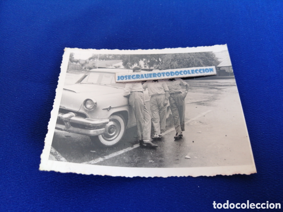 Fotografia antiga: COCHE 1953 MERCURY MONTEREY SEDAN CON MODELOS FOTOGRAF&Iacute;A ANTIGUA SIGLO PASADO