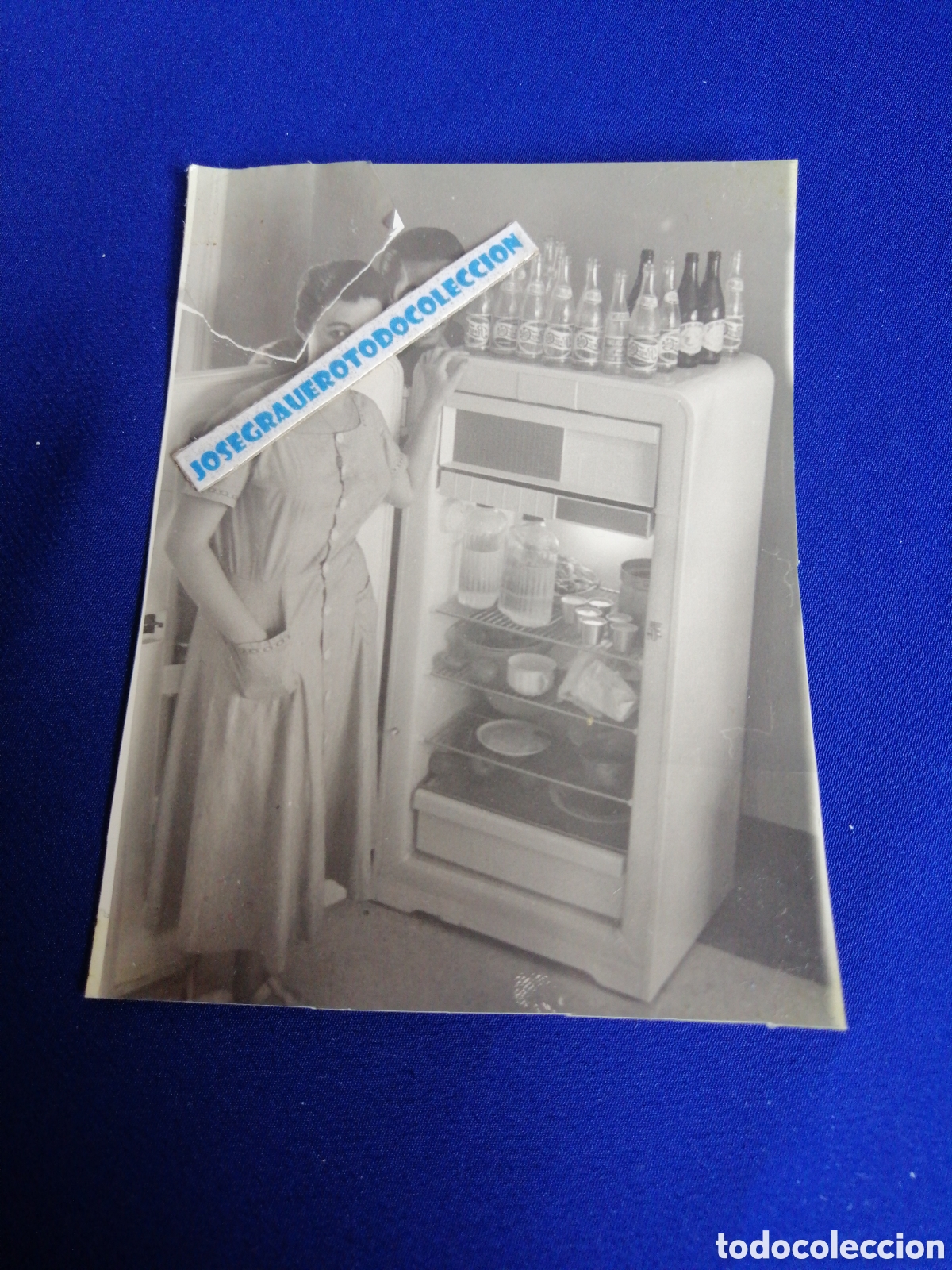 Fotografia antica: MODELOS POSANDO NEVERA CON BOTELLAS PEPSI-COLA - CARACAS 1957 VENEZUELA FOTOGRAF&Iacute;A ANTIGUA