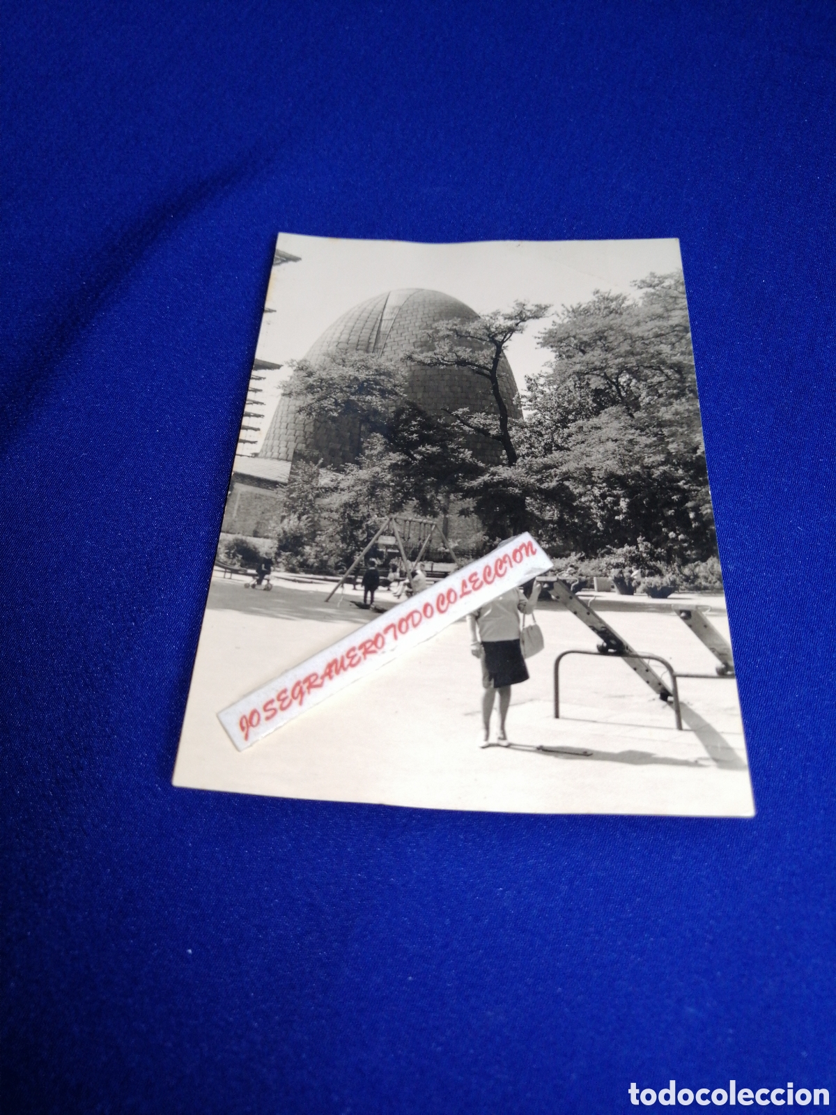 Fotograf&iacute;a antigua: ALEMANIA - IGLESIA DE SAN ROCO A&Ntilde;O 1963 NI&Ntilde;OS COLUMPIOS CON MODELO POSANDO FOTOGRAF&Iacute;A ANTIGUA