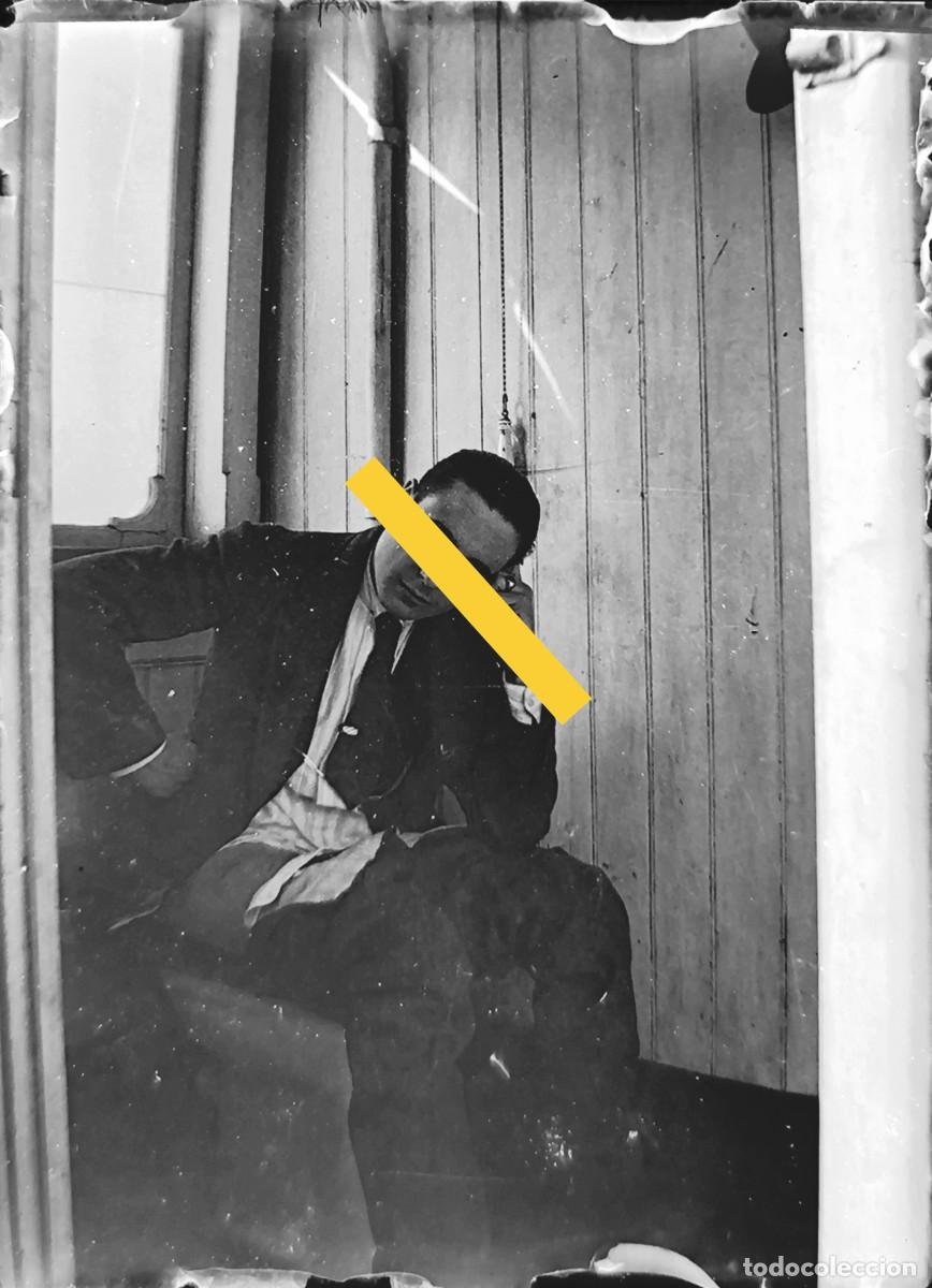 Fotograf&iacute;a antigua: Antiguo negativo de fotograf&iacute;a. Caballero en el inodoro del v&aacute;ter. En cristal.