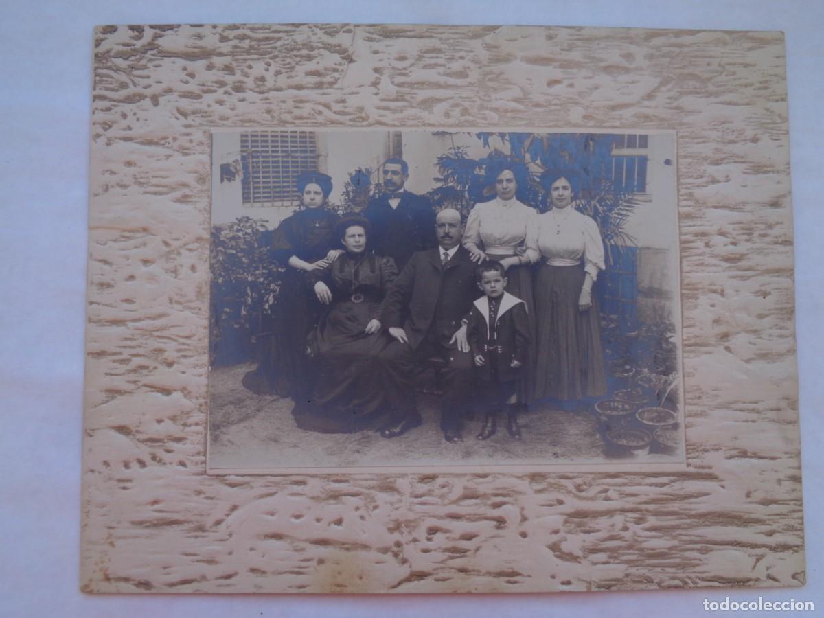 Antique Photography: BONITA FOTO DE FAMILIA POSANDO . FINES DEL XIX O PRINCIPIOS DEL SIGLO XX .... 21 X 26,5 CM