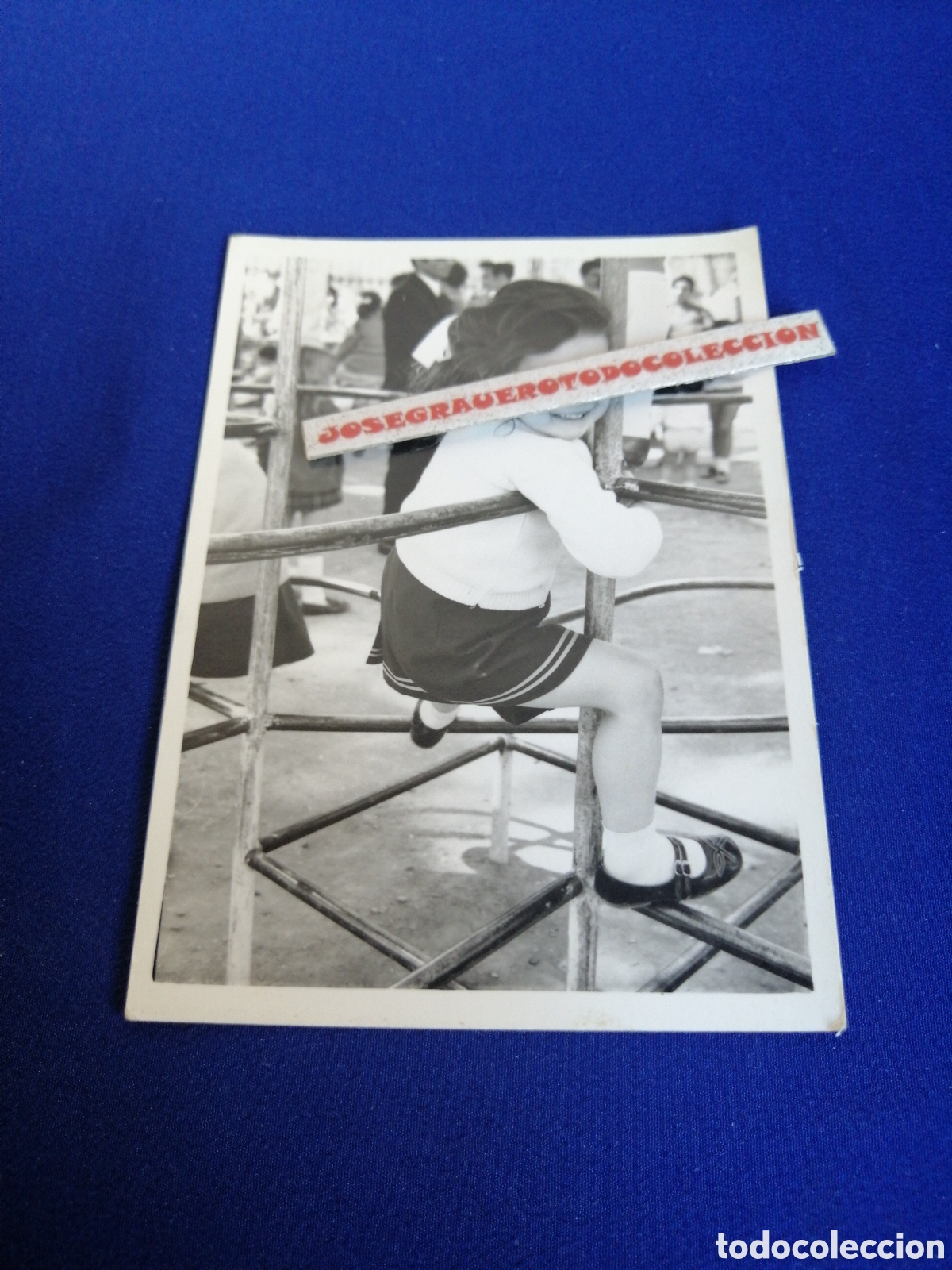 Fotograf&iacute;a antigua: NI&Ntilde;A MODELO EN EL PARQUE COLUMPIOS FOTOGRAF&Iacute;A ANTIGUA SIGLO PASADO