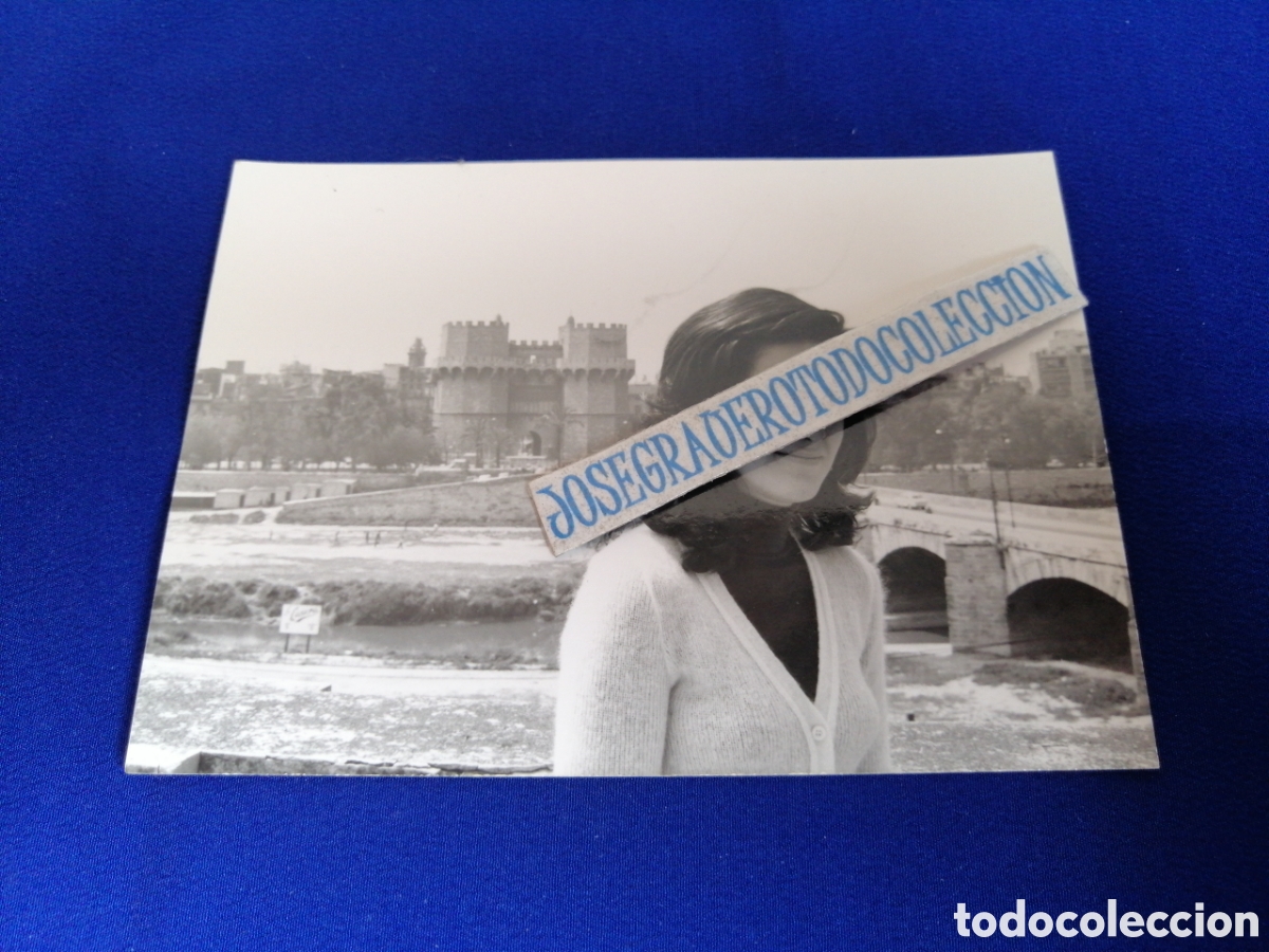 Antique Photography: VALENCIA- CAUCE DEL R&Iacute;O TURIA - TORRES DE SERRANO CON MODELO PUBLICIDAD LA CASERA - FOTO ANTIGUA