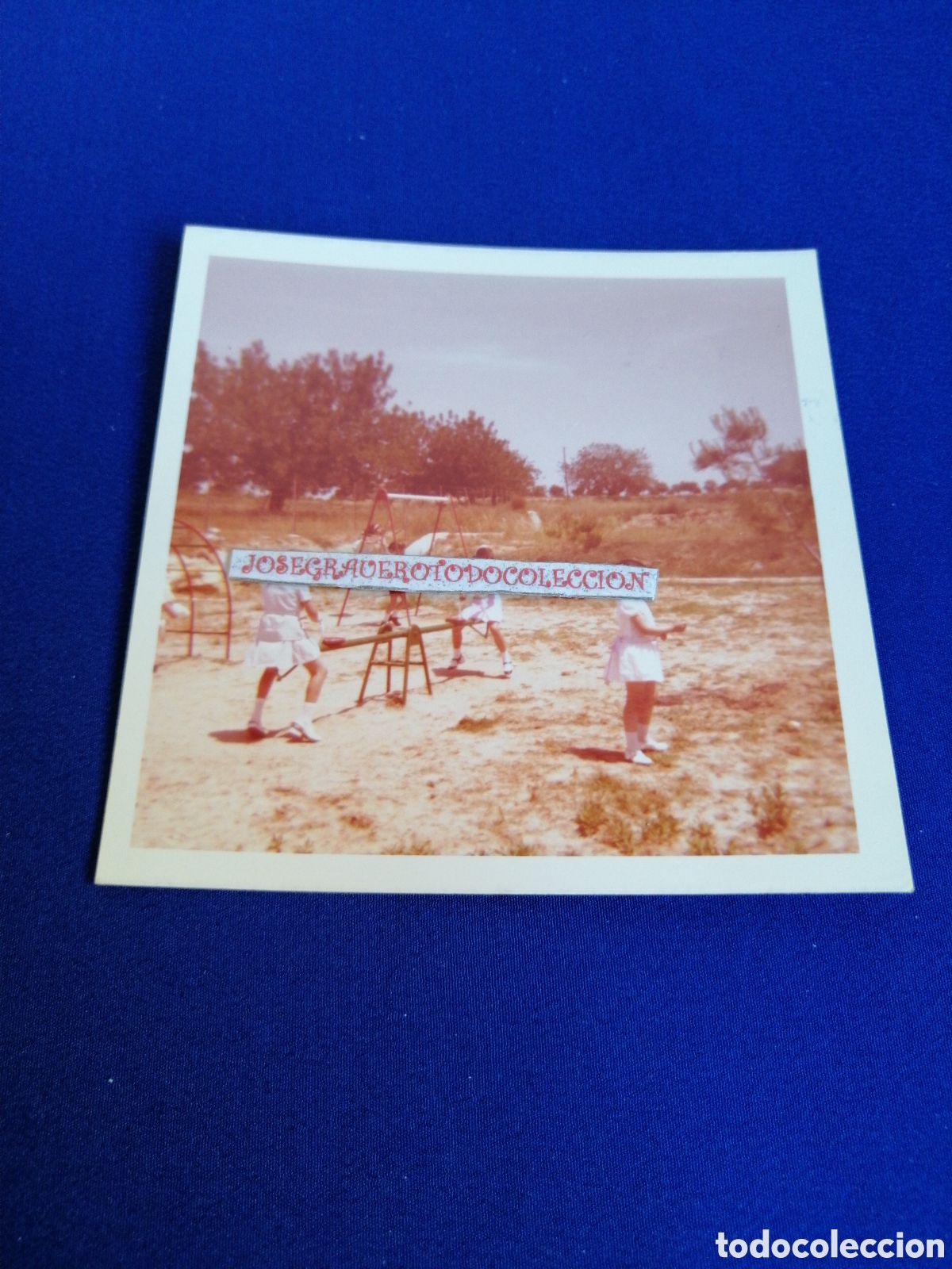 Fotografia antica: NI&Ntilde;OS MODELOS JUGANDO AL COLUMPIO A&Ntilde;O 1973 FOTOGRAF&Iacute;A ANTIGUA