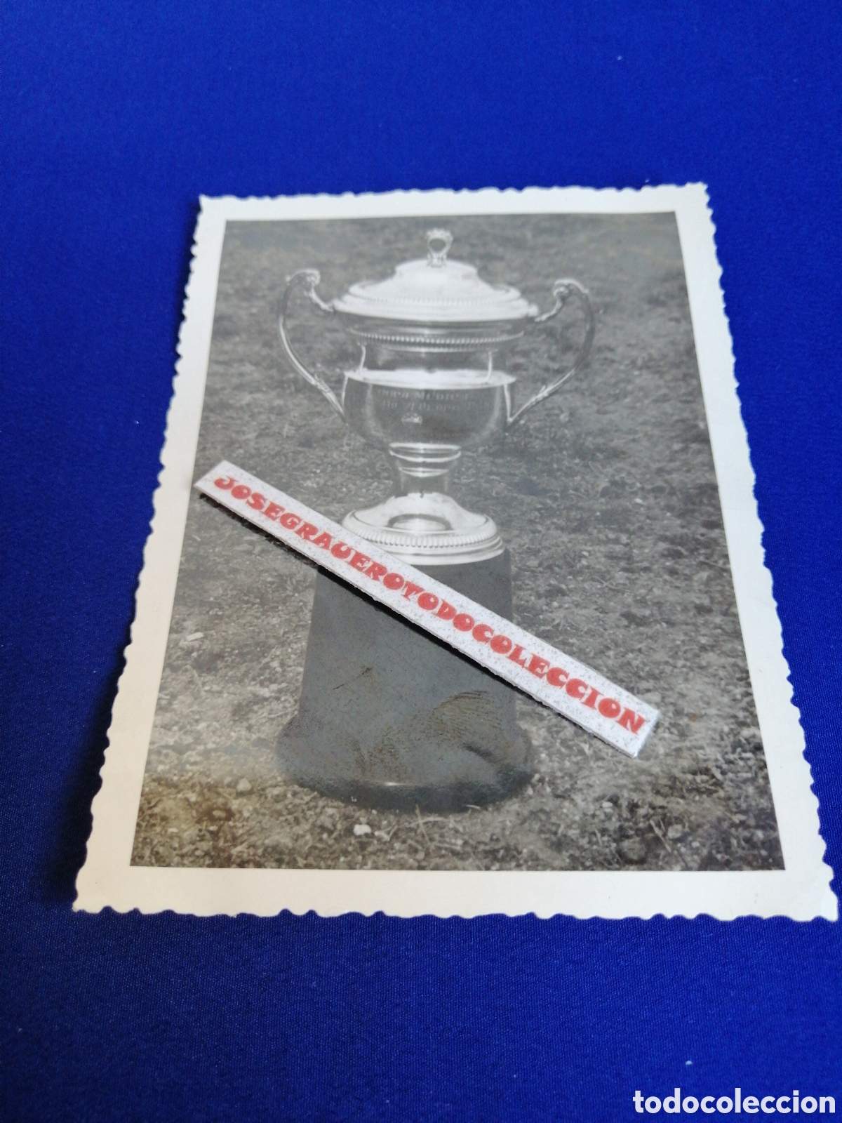 Fotografia antica: F&Uacute;TBOL TROFEO EN ALG&Uacute;N CAMPO ESPA&Ntilde;OL FOTOGRAF&Iacute;A ANTIGUA SIGLO PASADO N&deg;2