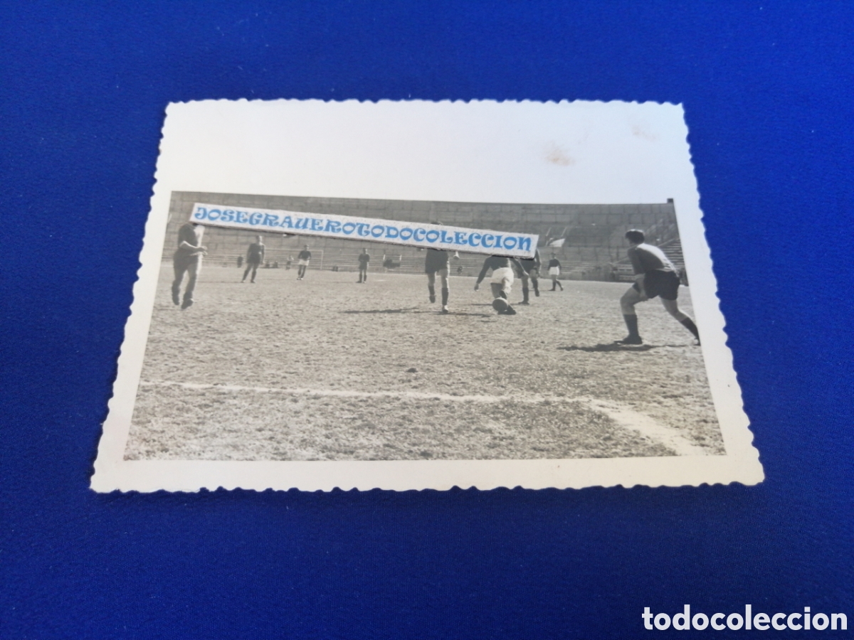 Fotografia antica: F&Uacute;TBOLISTAS JUGANDO EN ALG&Uacute;N CAMPO ESPA&Ntilde;OL CHUTANDO PORTER&Iacute;A FOTOGRAF&Iacute;A ANTIGUA SIGLO PASADO N&deg;3