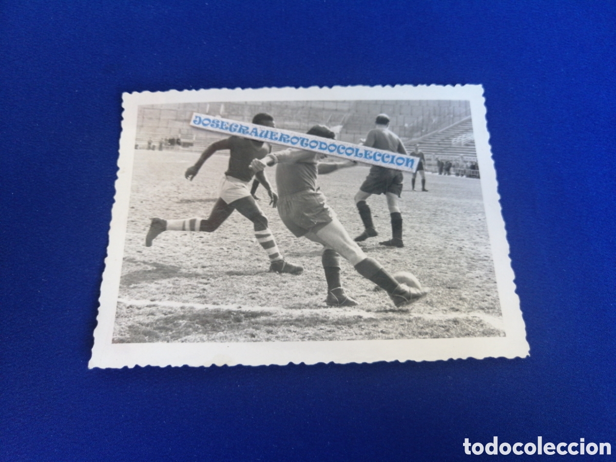 Fotografia antica: F&Uacute;TBOLISTAS JUGANDO EN ALG&Uacute;N CAMPO ESPA&Ntilde;OL CHUTANDO PORTER&Iacute;A FOTOGRAF&Iacute;A ANTIGUA SIGLO PASADO N&deg;4