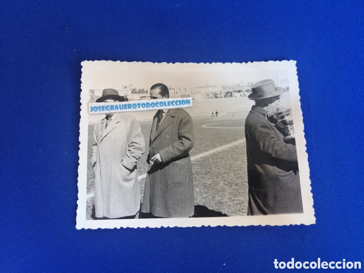 Fotografia antica: ENTREGA DE TROFEO EN ALG&Uacute;N CAMPO ESPA&Ntilde;OL FOTOGRAF&Iacute;A ANTIGUA SIGLO PASADO N&deg;2