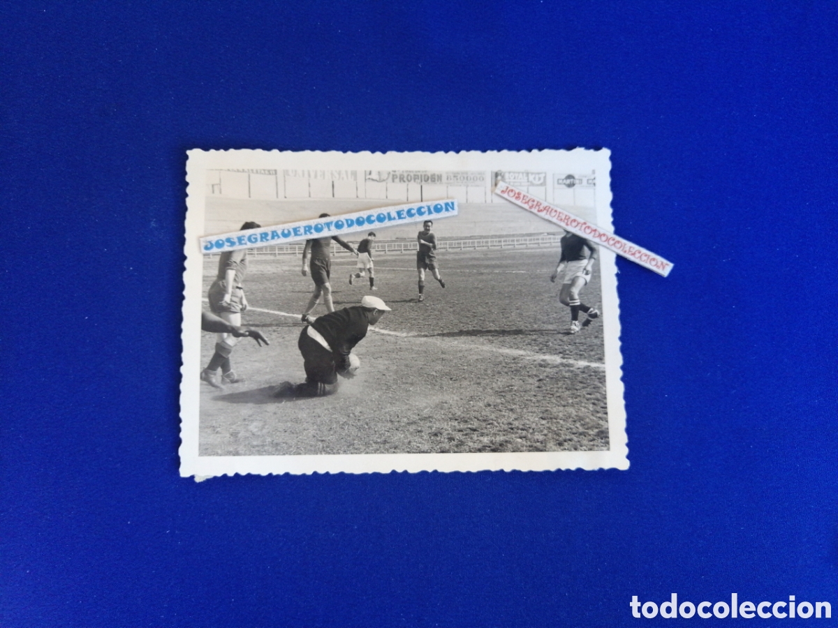 Fotografia antica: F&Uacute;TBOLISTAS JUGANDO EN ALG&Uacute;N CAMPO ESPA&Ntilde;OL CHUTANDO PORTER&Iacute;A FOTOGRAF&Iacute;A ANTIGUA SIGLO PASADO N&deg;5