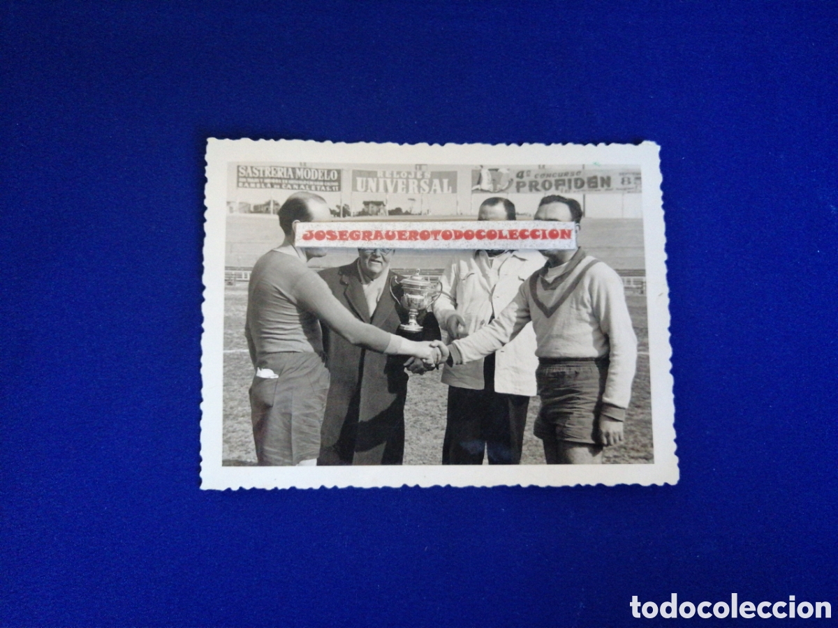 Fotografia antica: F&Uacute;TBOLISTAS JUGANDO EN ALG&Uacute;N CAMPO ESPA&Ntilde;OL PUBLICIDAD ANTIGUA FOTOGRAF&Iacute;A ANTIGUA SIGLO PASADO N&deg;6