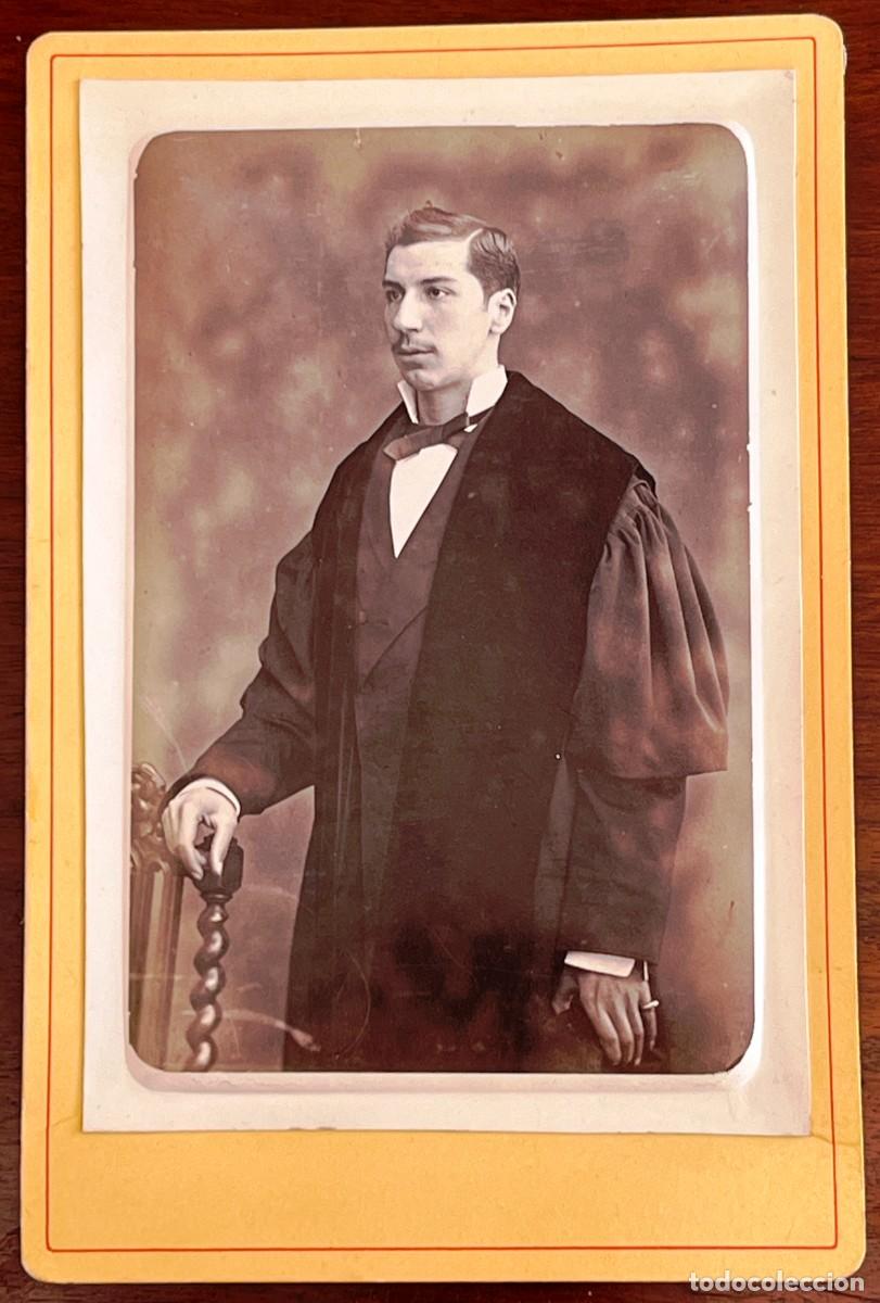 Antique Photography: Fotograf&iacute;a Cabinet en alb&uacute;mina. Retrato de un joven vestido con toga acad&eacute;mica o de licenciado, no c