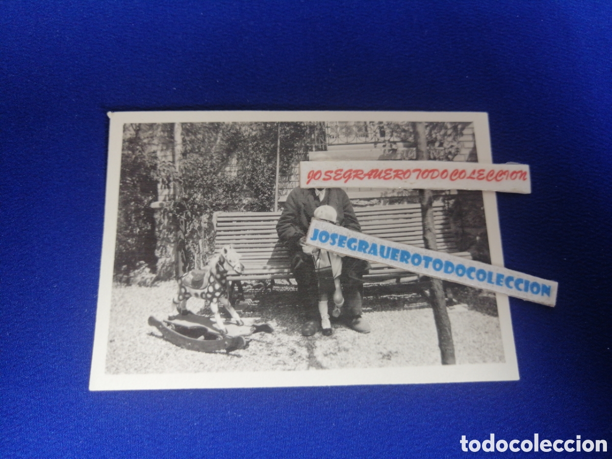 Fotografia antica: NI&Ntilde;A MODELO CON ABUELO EN BANCO CON JUGUETE CABALLITO FOTOGRAF&Iacute;A ANTIGUA SIGLO PASADO