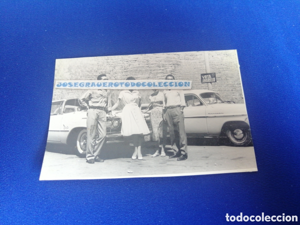 Fotografia antica: COCHES ANTIGUOS -CON MODELOS - CARTEL VOTA AMARILLO FOTOGRAF&Iacute;A ANTIGUA SIGLO PASADO