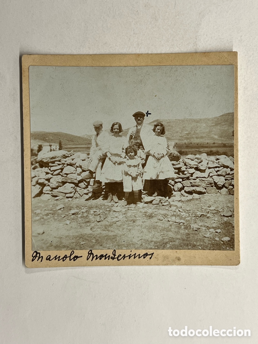 Fotografia antica: Manolo Montesinos.. Fotograf&iacute;a del Cabeza de familia y sus hijos&hellip; (h.1920?) Med&iacute;das: 8,5 x 8,5