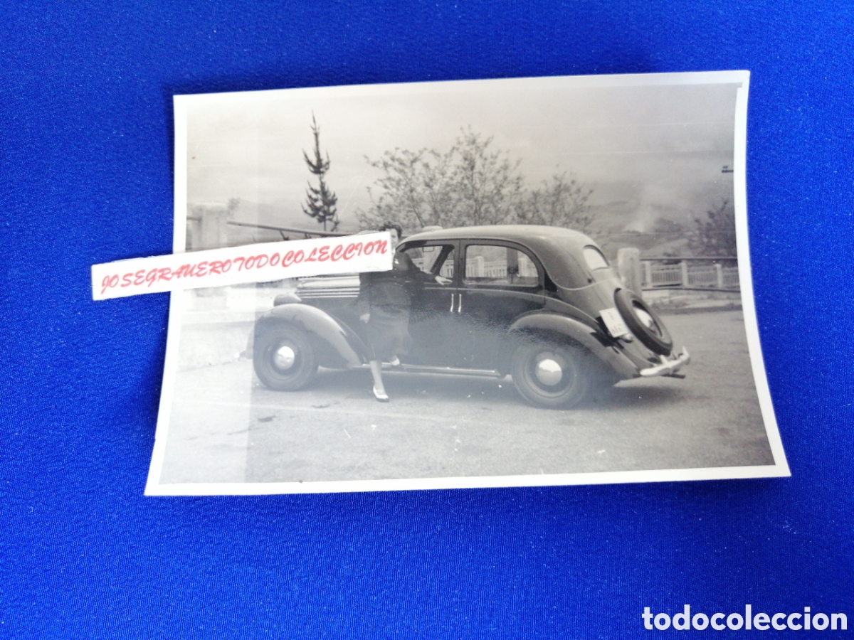 Fotografia antiga: COCHE ANTIGUO CON MODELO POSANDO FOTOGRAF&Iacute;A ANTIGUA SIGLO PASADO