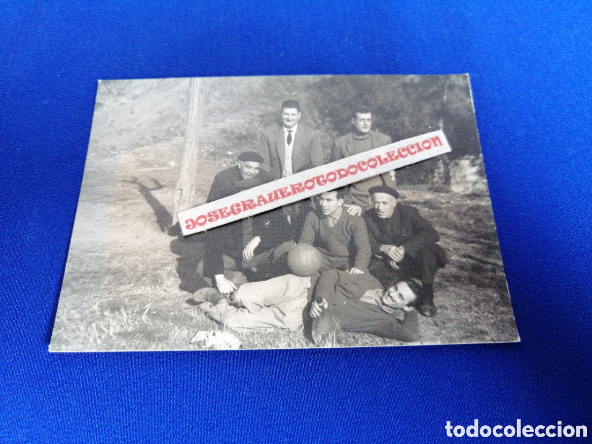 Fotograf&iacute;a antigua: MODELOS POSANDO CON BAL&Oacute;N DE F&Uacute;TBOL FOTOGRAF&Iacute;A ANTIGUA SIGLO PASADO