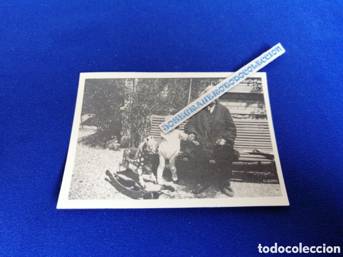 Fotografia antiga: NI&Ntilde;O MODELO CON ABUELO CABALLITO JUGUETE BALANC&Iacute;N FOTOGRAF&Iacute;A ANTIGUA SIGLO PASADO
