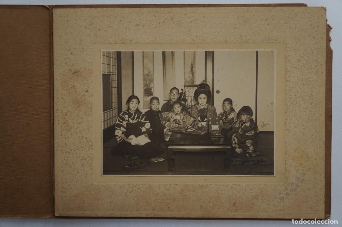 Fotografia antica: Fotograf&iacute;a antigua en blanco y negro sobre cart&oacute;n. Familia japonesa. 1920.