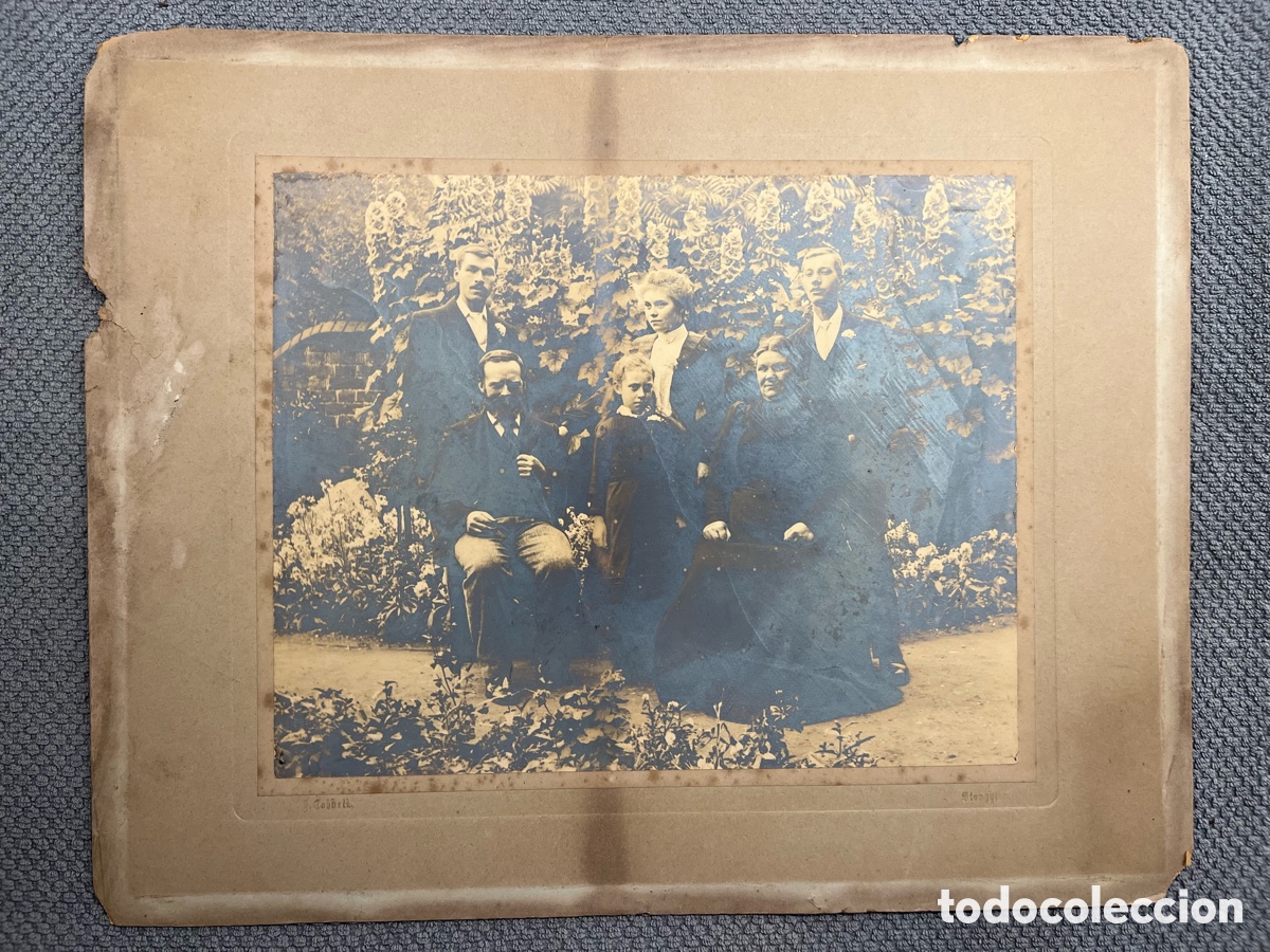 Antique Photography: FAMILIA INGLESA.. Vieja Albumina deslucida&hellip; (h.1900?) Med&iacute;das: 30 x 38 cm.