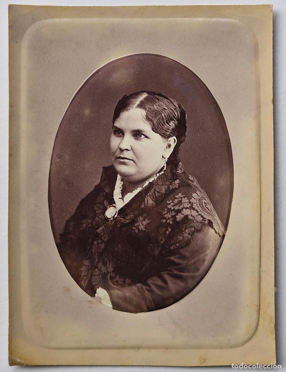 Antique Photography: Retrato de mujer. Identificaci&oacute;n familiar al reverso.