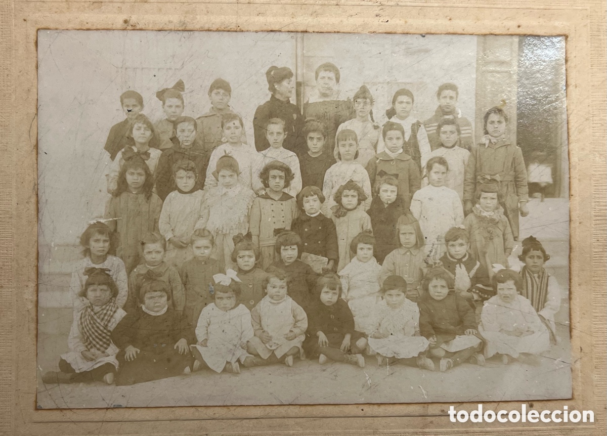 Antique Photography: ESCUELA DE NI&Ntilde;AS. Fotograf&iacute;a de Postguerra.. Recuerdo Escolar (h.1940?)