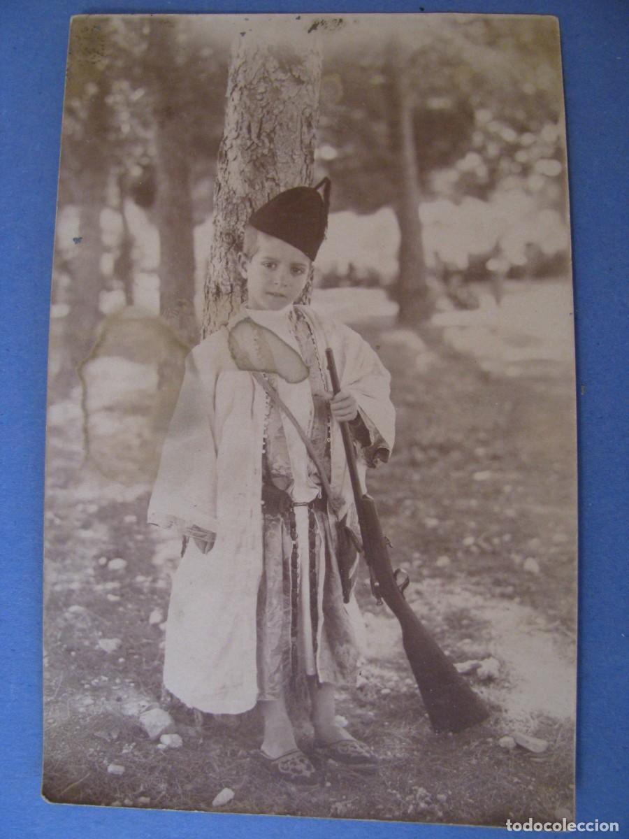 Antique Photography: ANTIGUA FOTO DE UN NI&Ntilde;O VESTIDO ATEUNDO TRADICIONAL Y CON RIFLE.