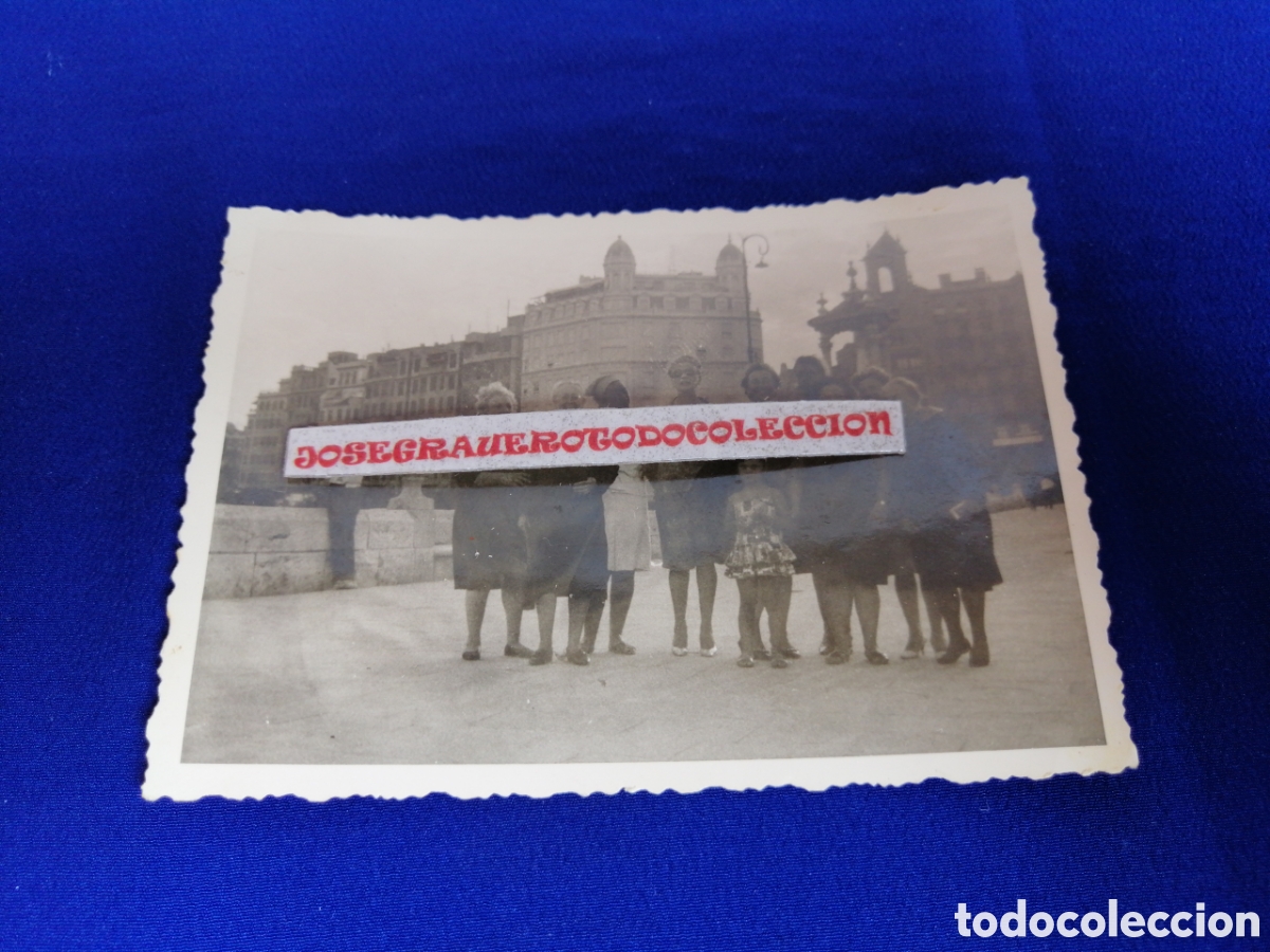 Fotografia antica: VALENCIA - PUENTE DEL R&Iacute;O CON MODELOS POSANDO A&Ntilde;O 1963 FOTOGRAF&Iacute;A ANTIGUA SIGLO PASADO