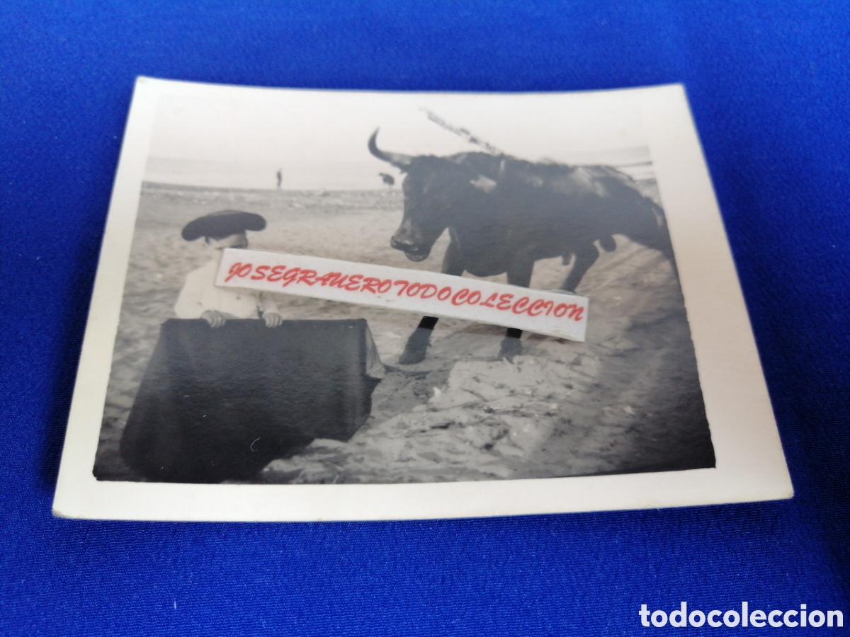 Fotografia antica: NI&Ntilde;O MODELO TOREANDO CON TORO DE EXPOSICI&Oacute;N FOTOGRAF&Iacute;A ANTIGUA SIGLO PASADO