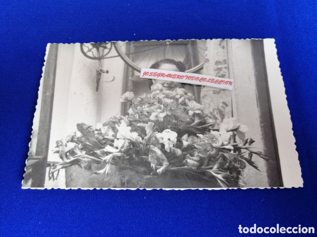 Fotografia antica: MODELO POSANDO CON ROSAS A&Ntilde;O 1955 FOTOGRAF&Iacute;A ANTIGUA SIGLO PASADO