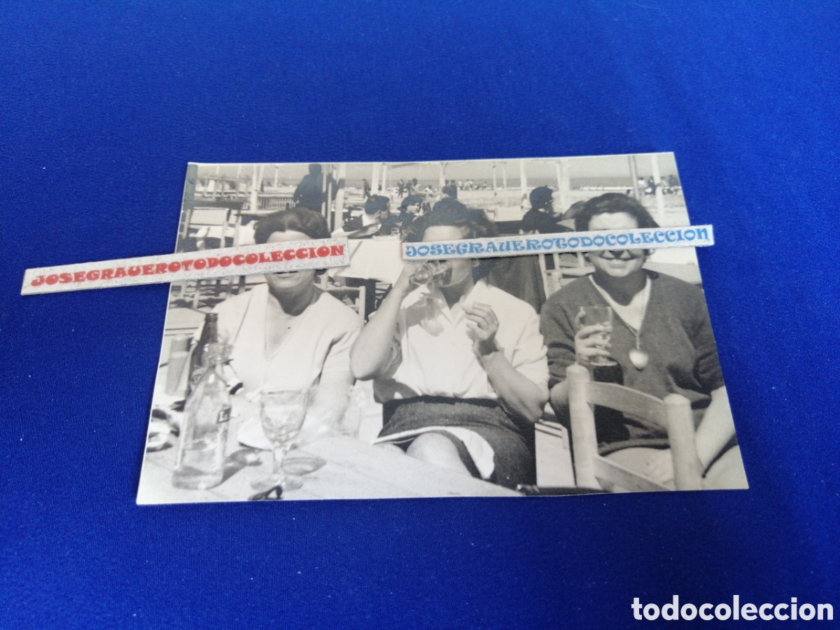 Antique Photography: MODELOS BEBIENDO EN EL PLAYA DE VALENCIA A&Ntilde;O 1965 FOTOGRAF&Iacute;A ANTIGUA SIGLO PASADO