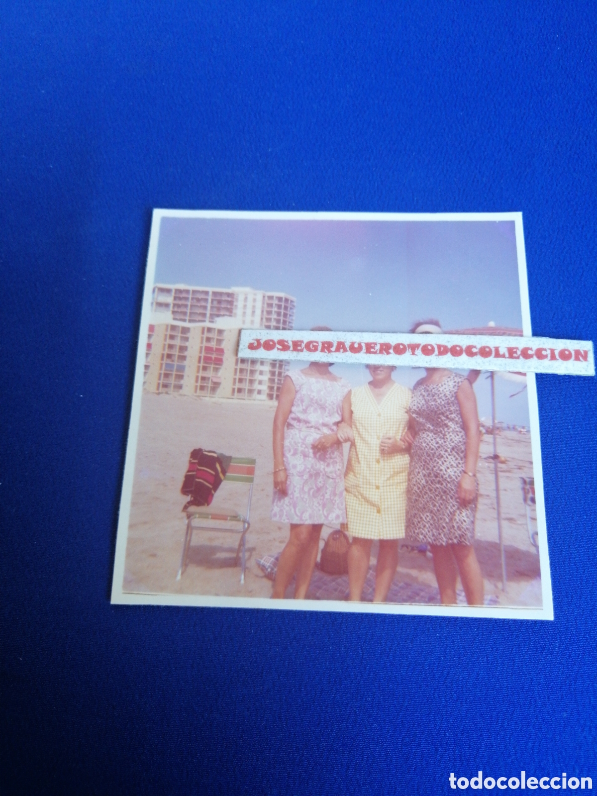 Fotografia antica: EL PERELLO (VALENCIA) PLAYA CON MODELOS POSANDO A&Ntilde;O 1970 FOTOGRAF&Iacute;A ANTIGUA