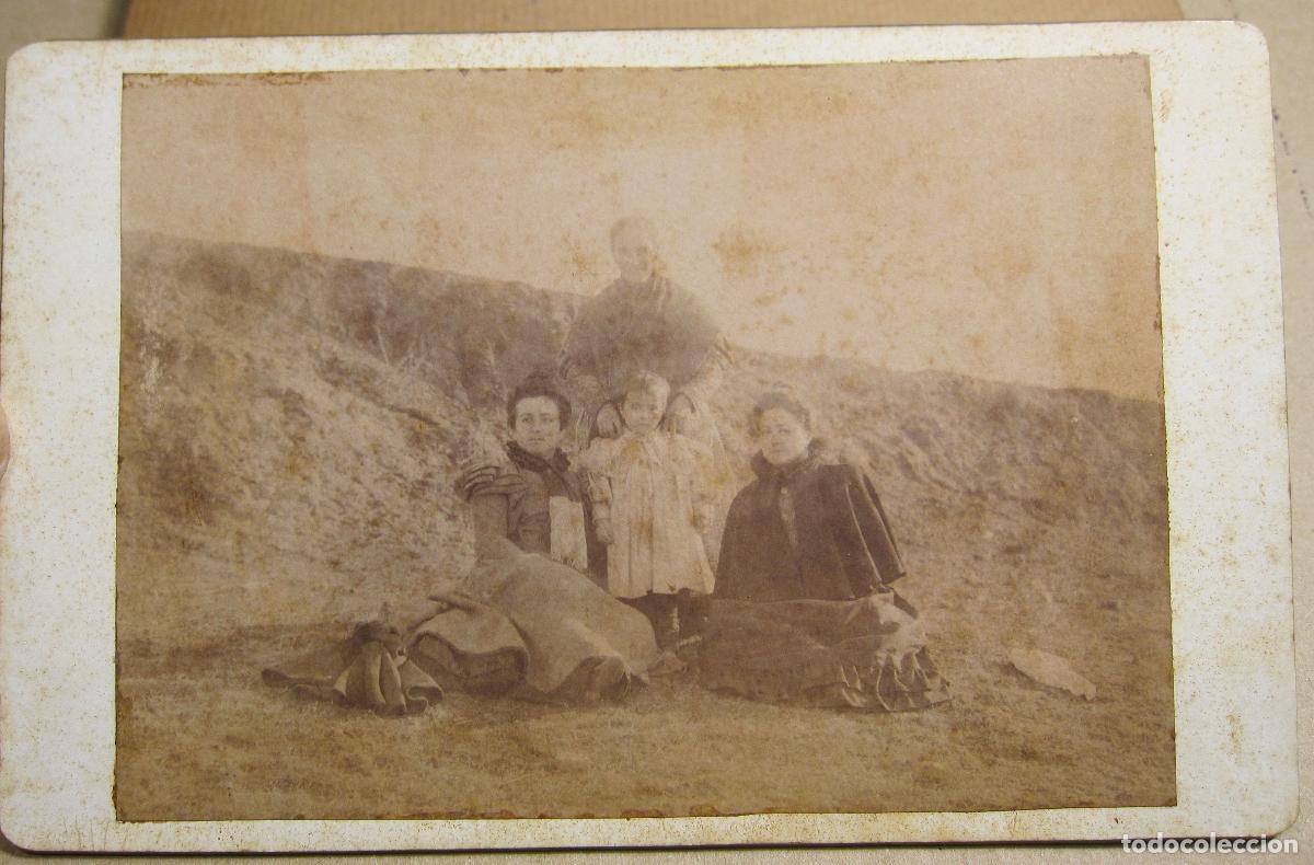 Antique Photography: FOTOGRAFIA FAMILIAR EN UN PAISAJE. FINAL SIGLO XIX. 10,5 X 16,5 CM