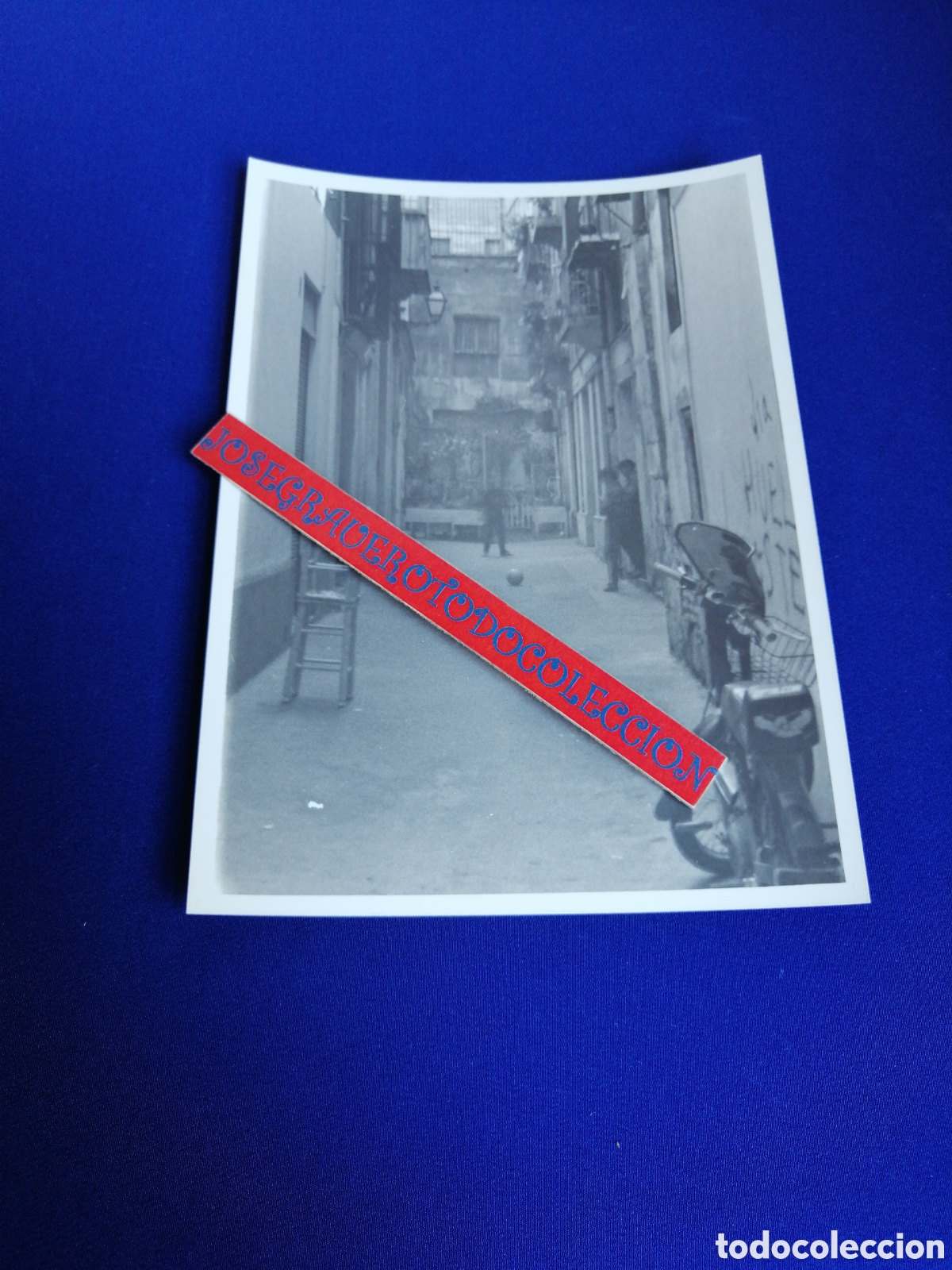 Antique Photography: NI&Ntilde;OS JUGANDO AL BAL&Oacute;N PATIO - CICLOMOTOR VESPINO