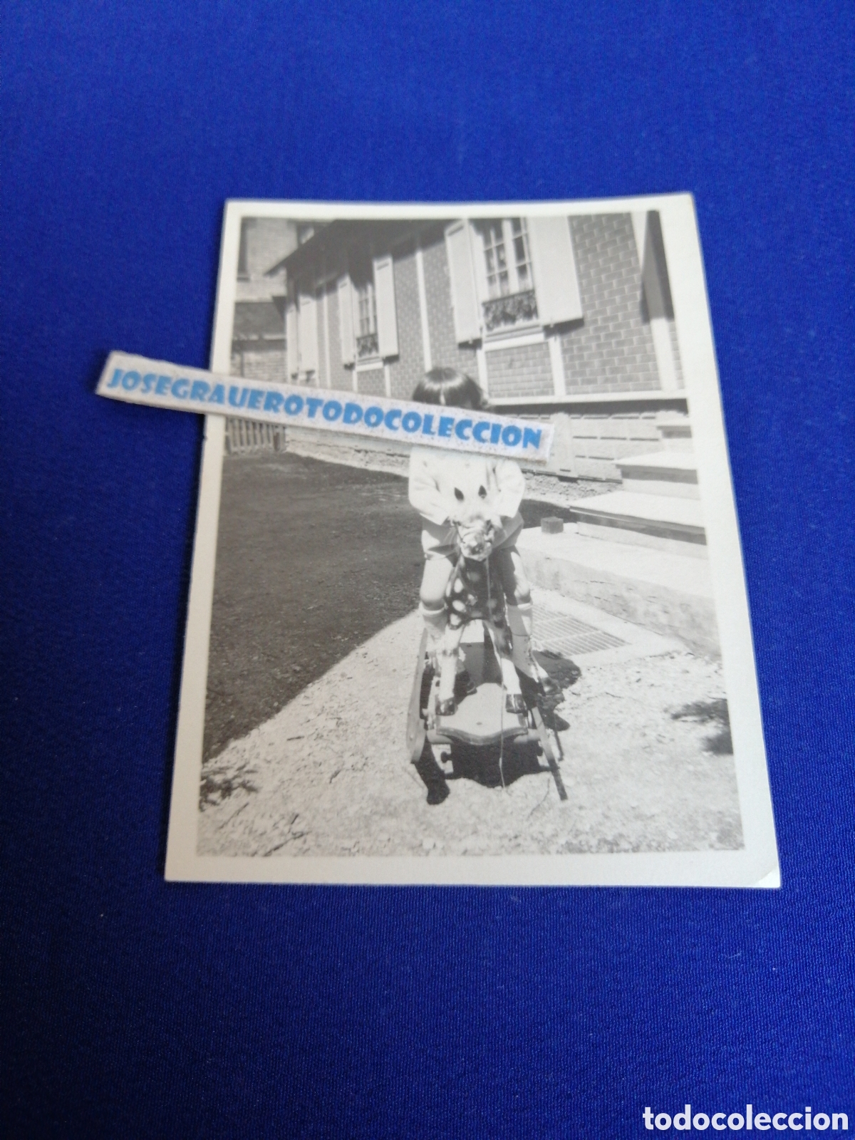 Fotografia antica: NI&Ntilde;A MODELO CON CABALLITO BALANC&Iacute;N DE JUGUETE FOTOGRAF&Iacute;A ANTIGUA SIGLO PASADO